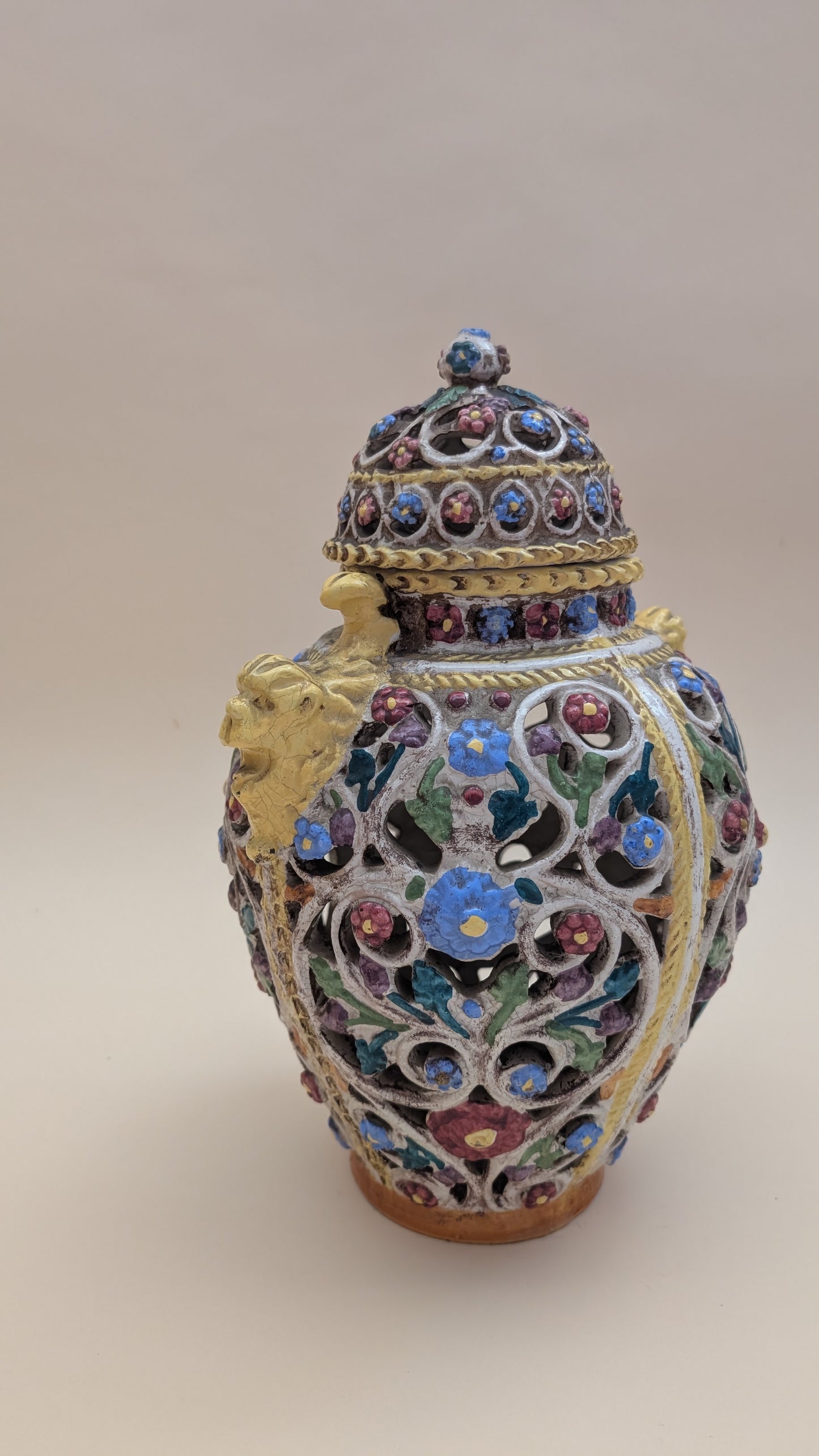 Vase ajouré en faïence émaillée polychrome