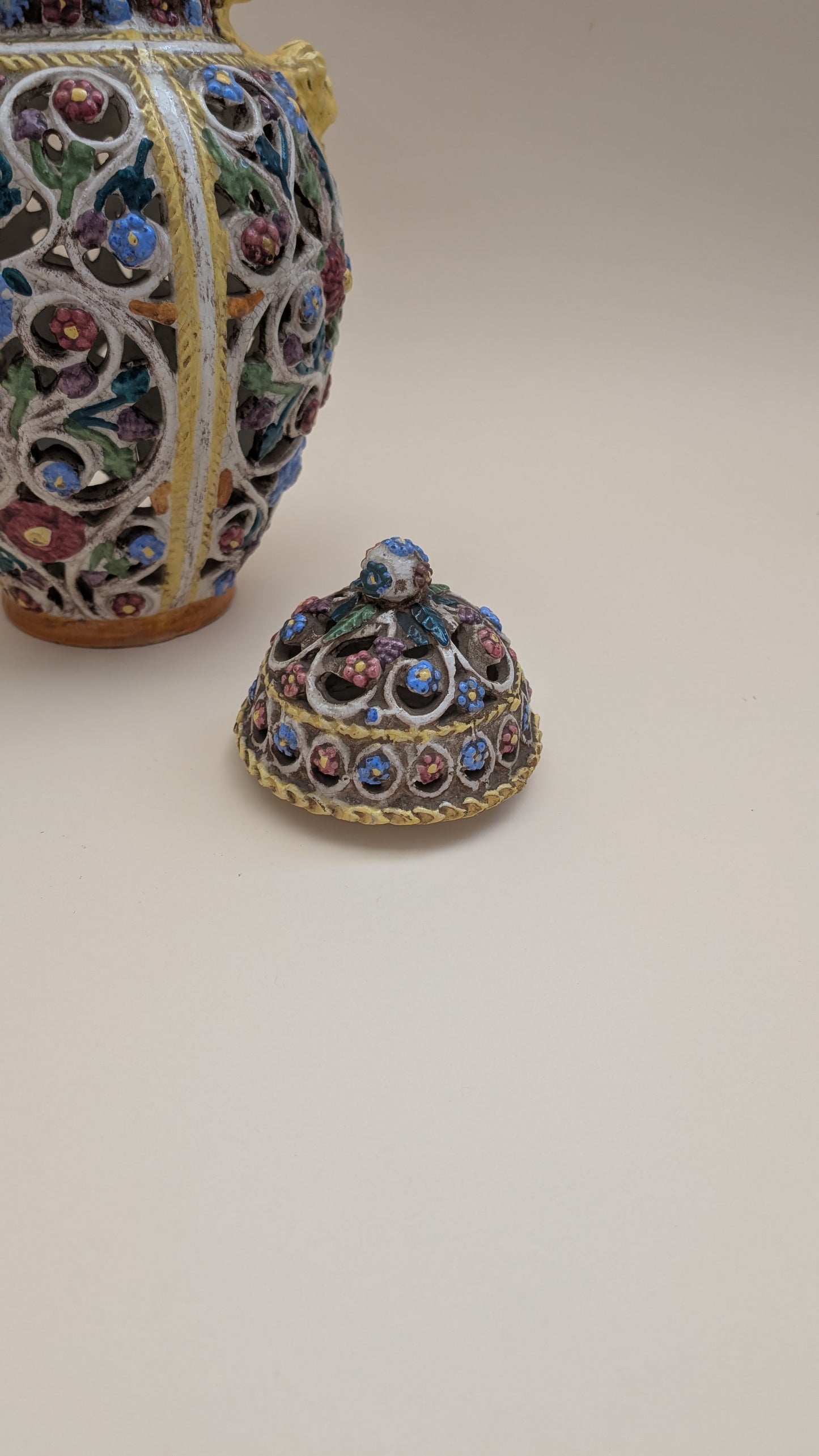 Vase ajouré en faïence émaillée polychrome