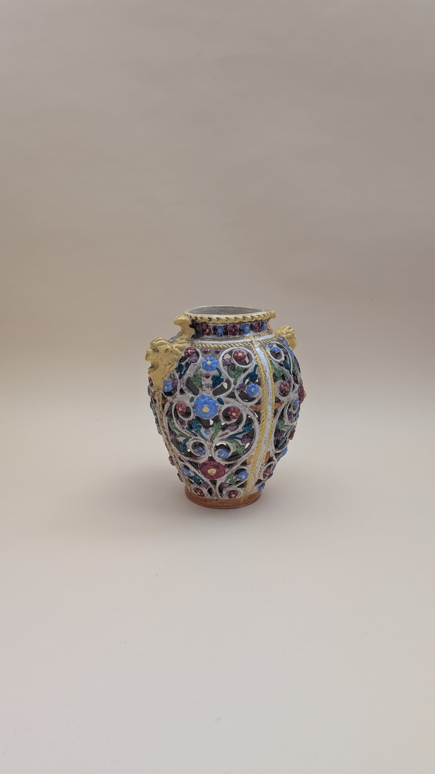 Vase ajouré en faïence émaillée polychrome