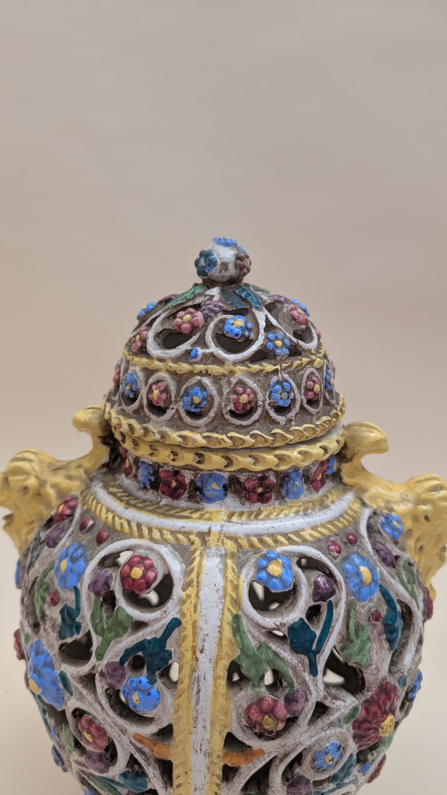 Vase ajouré en faïence émaillée polychrome