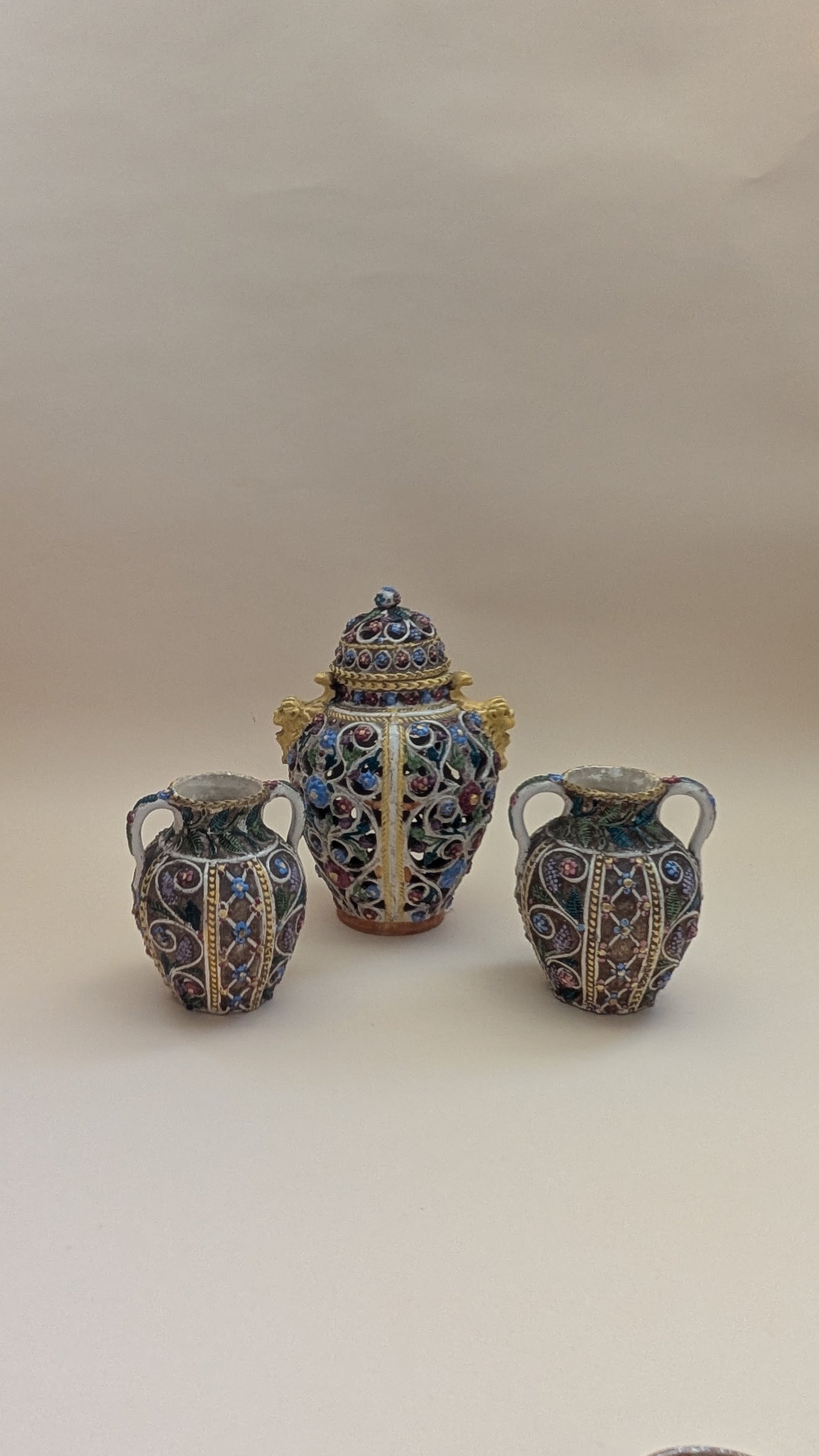 Vase ajouré en faïence émaillée polychrome