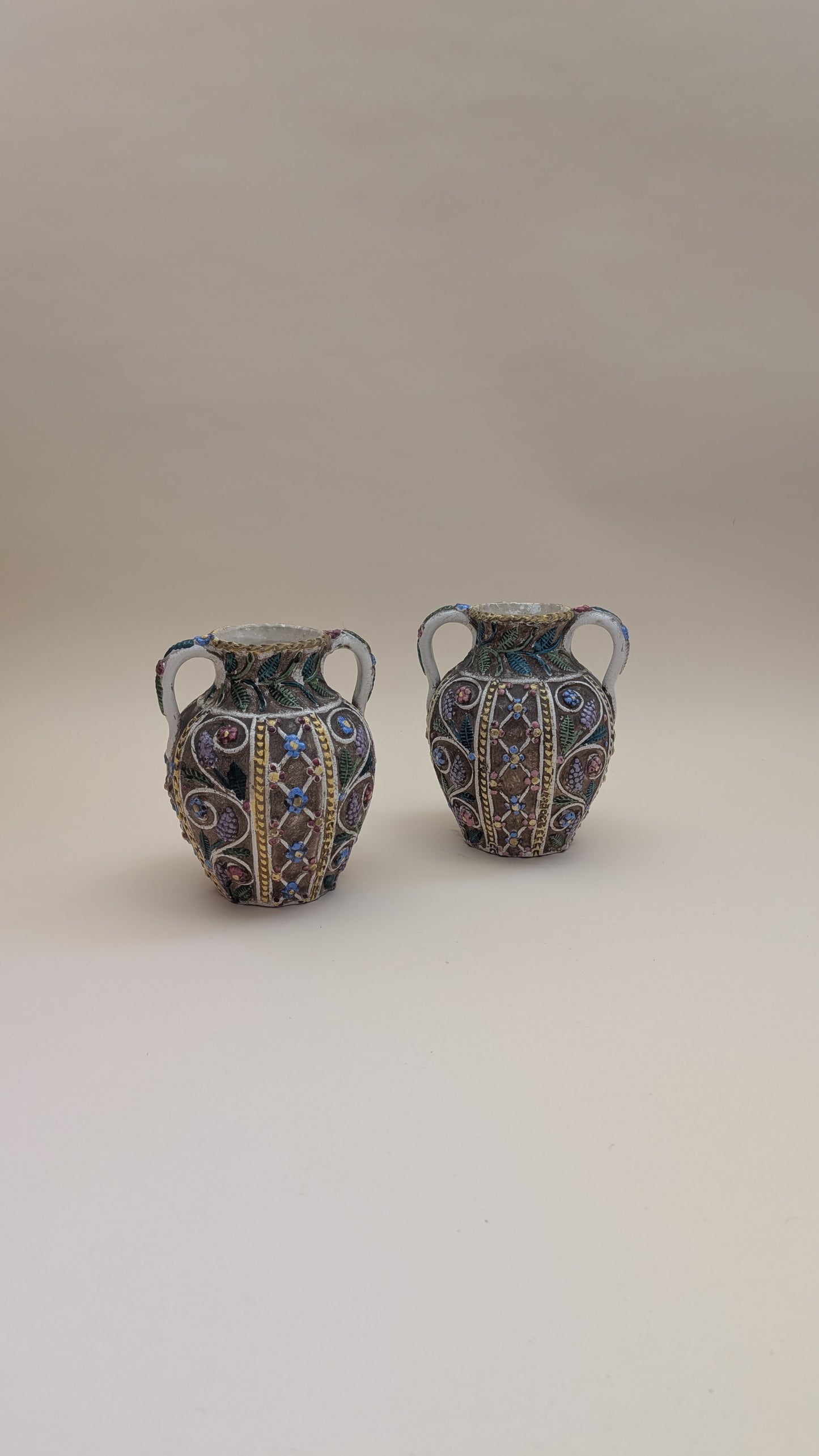 Paire de petits vases ajourés en faïence émaillée – Made in Italy