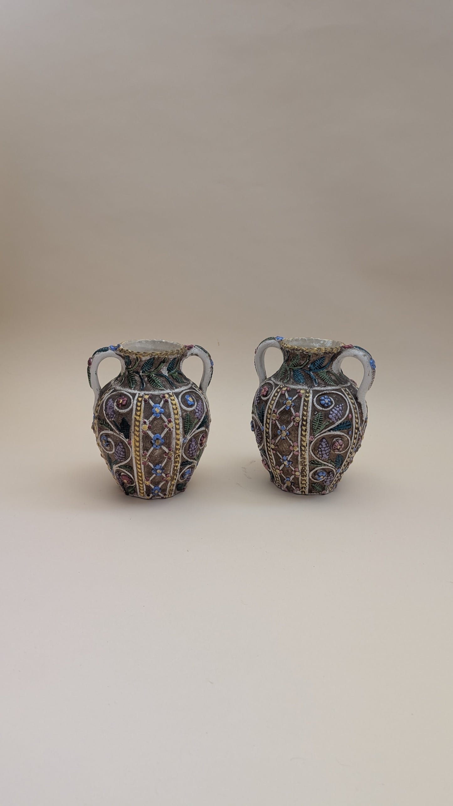 Paire de petits vases ajourés en faïence émaillée – Made in Italy
