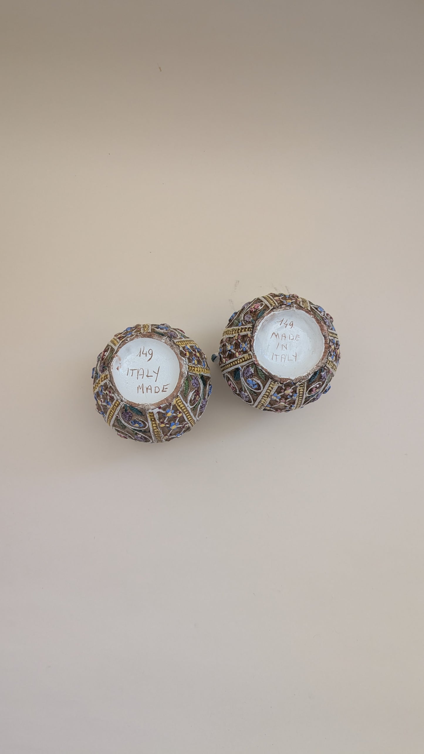 Paire de petits vases ajourés en faïence émaillée – Made in Italy