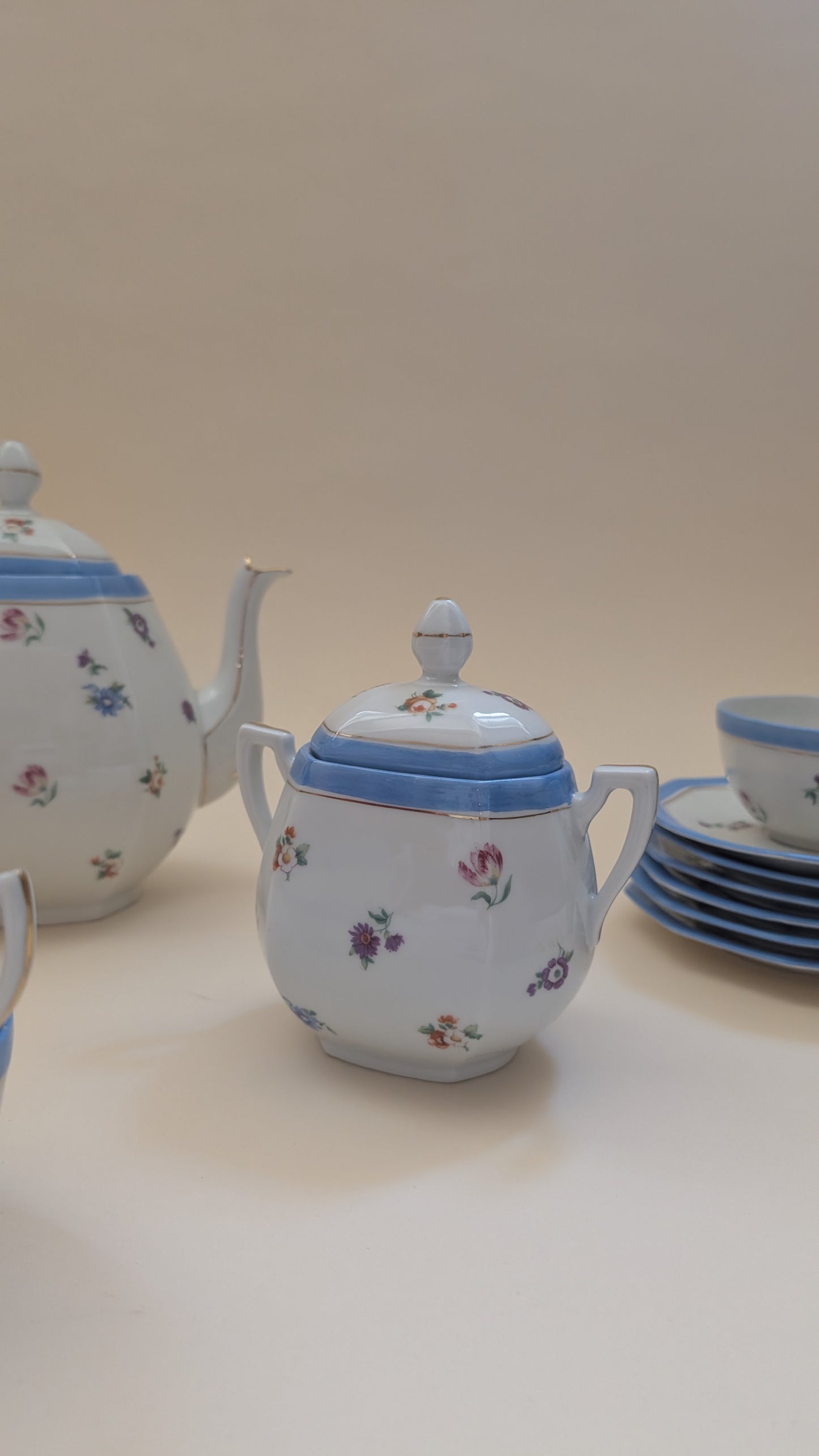 Service à thé, 6 tasses et 11 coupelles