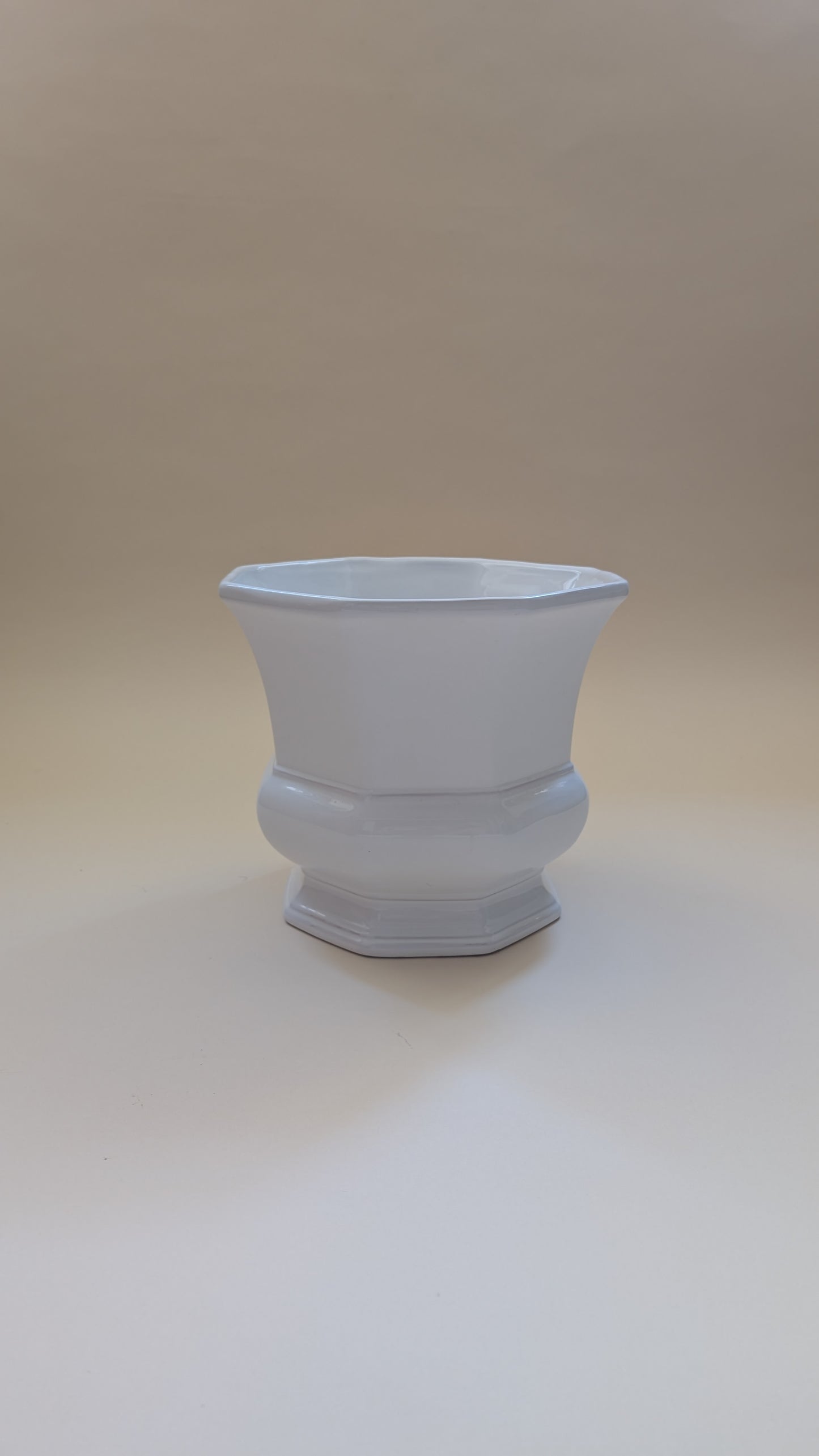 Cache-pot en céramique blanche