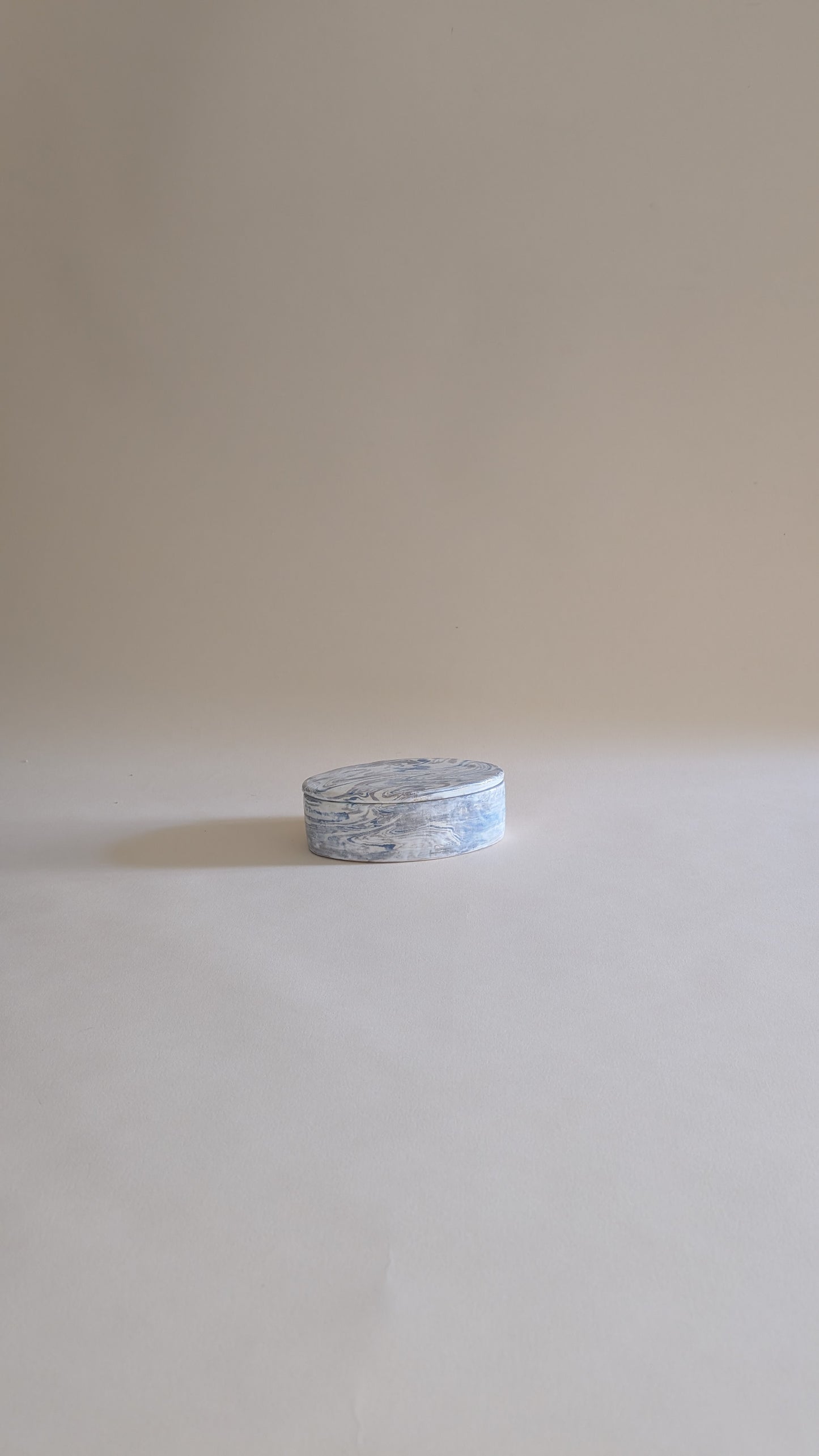 Boîte ovale en céramique marbrée