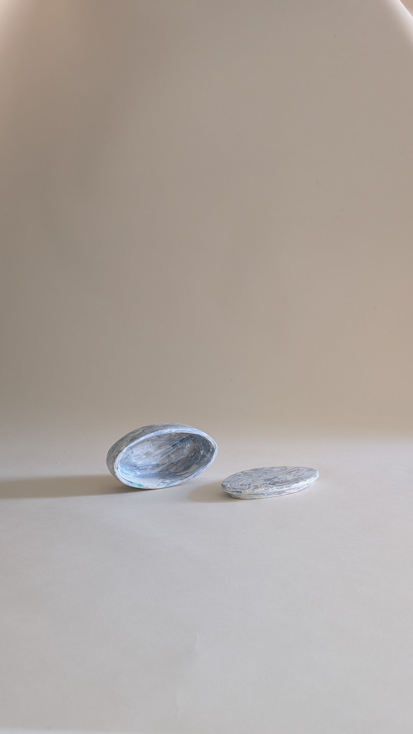 Boîte ovale en céramique marbrée