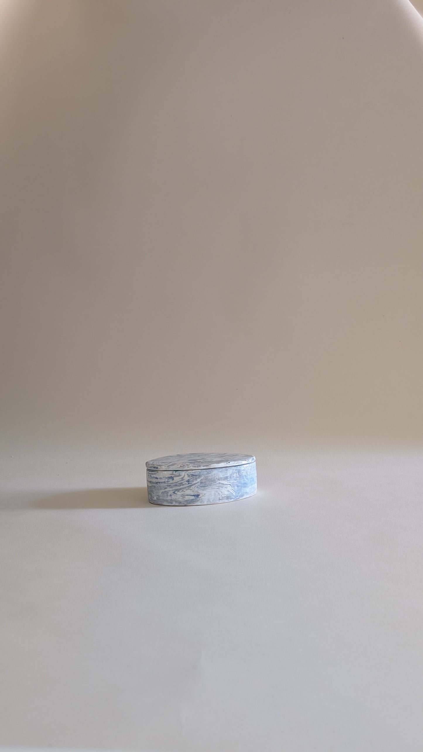 Boîte ovale en céramique marbrée