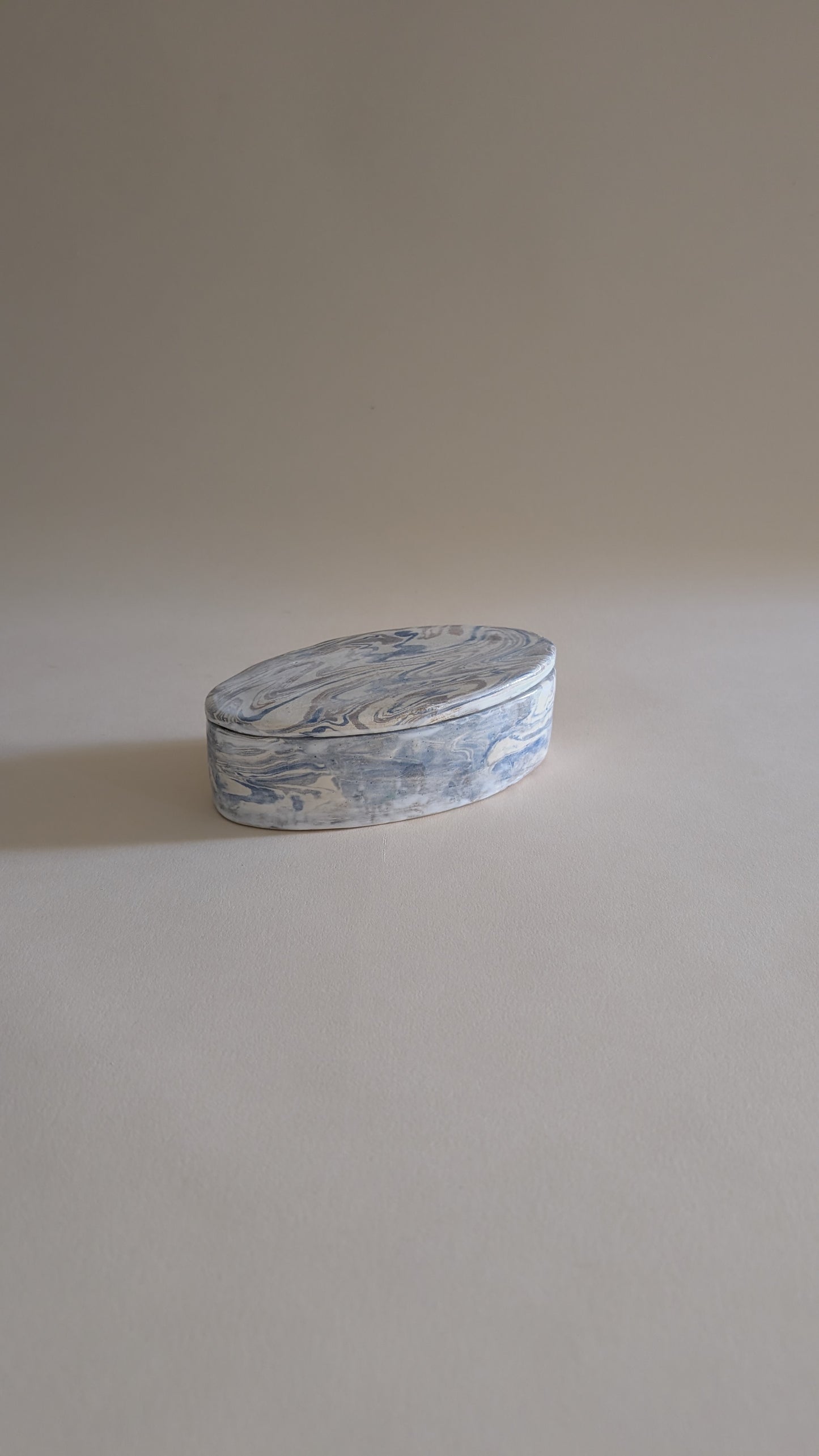 Boîte ovale en céramique marbrée