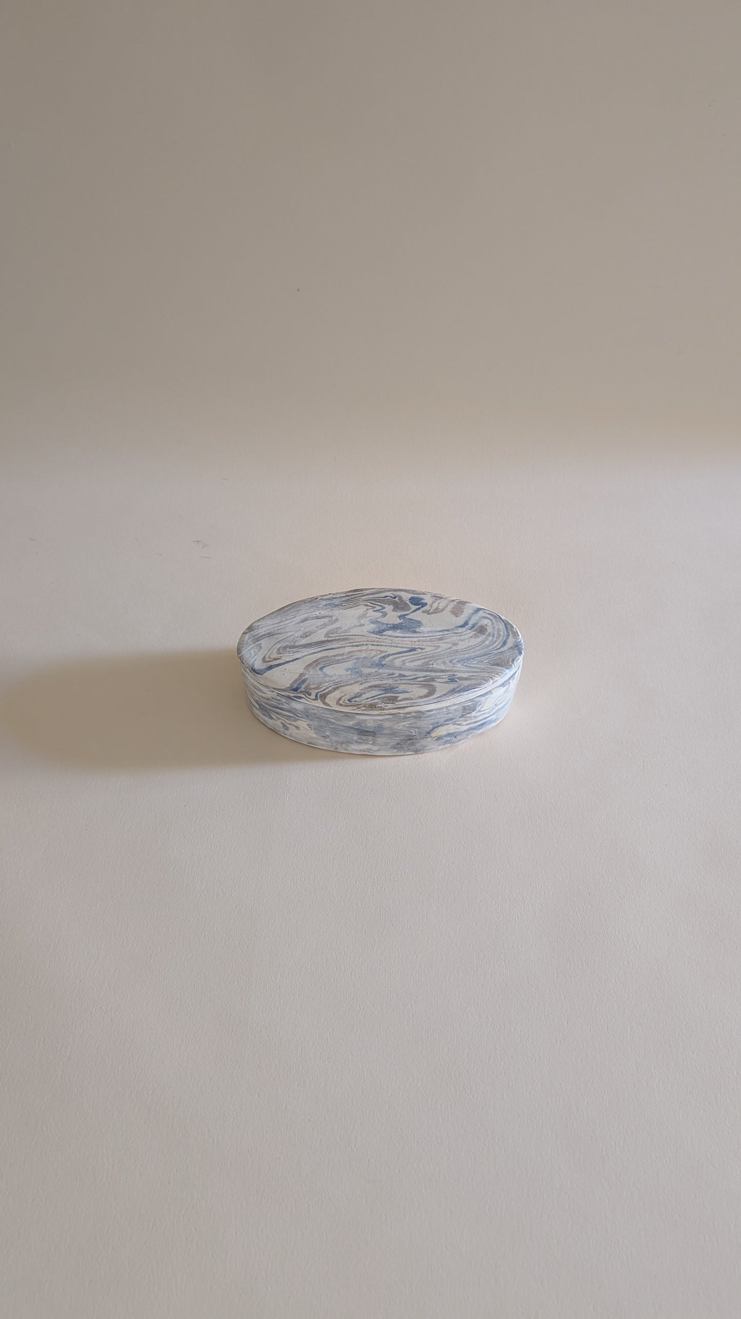 Boîte ovale en céramique marbrée