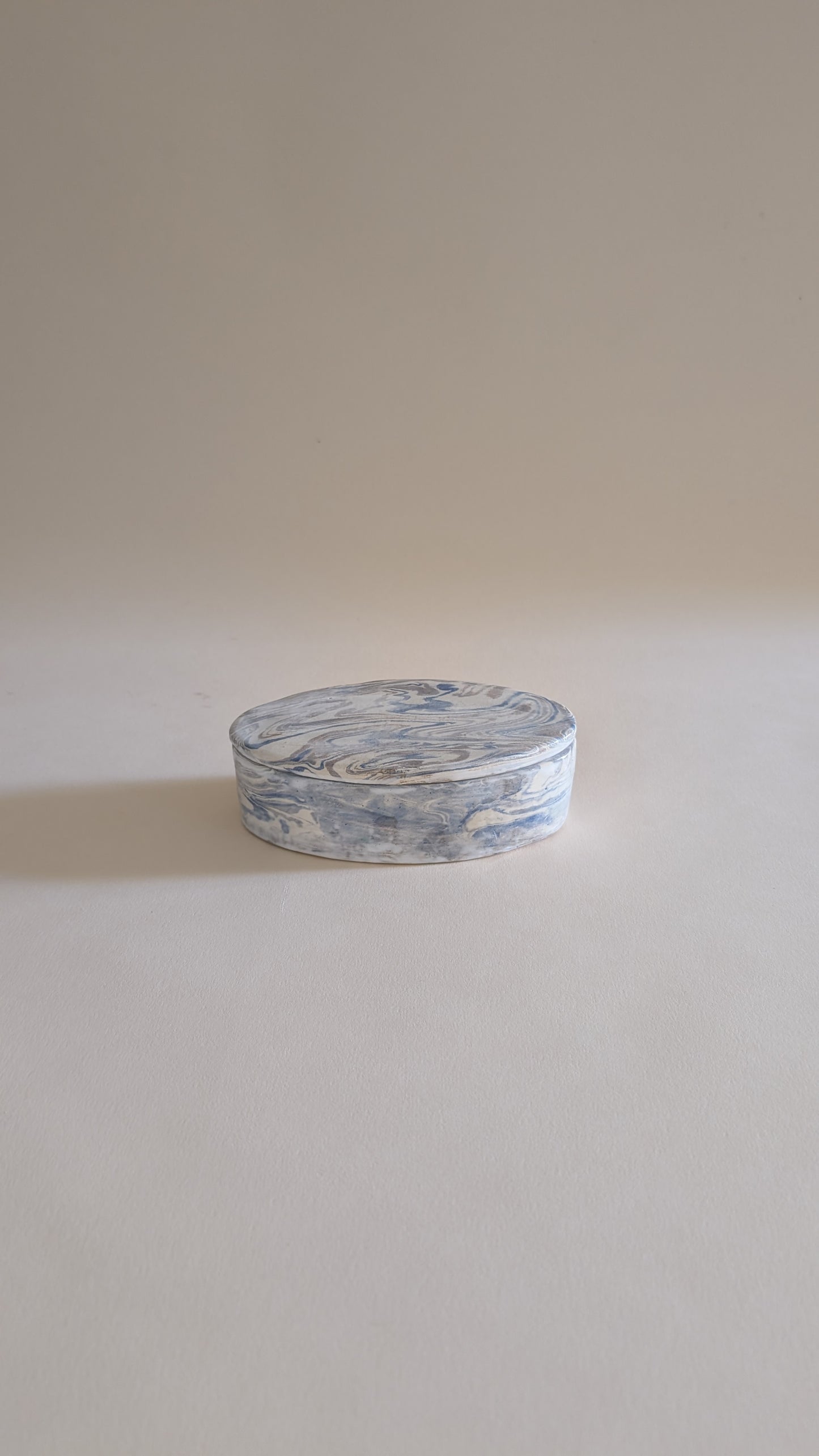Boîte ovale en céramique marbrée