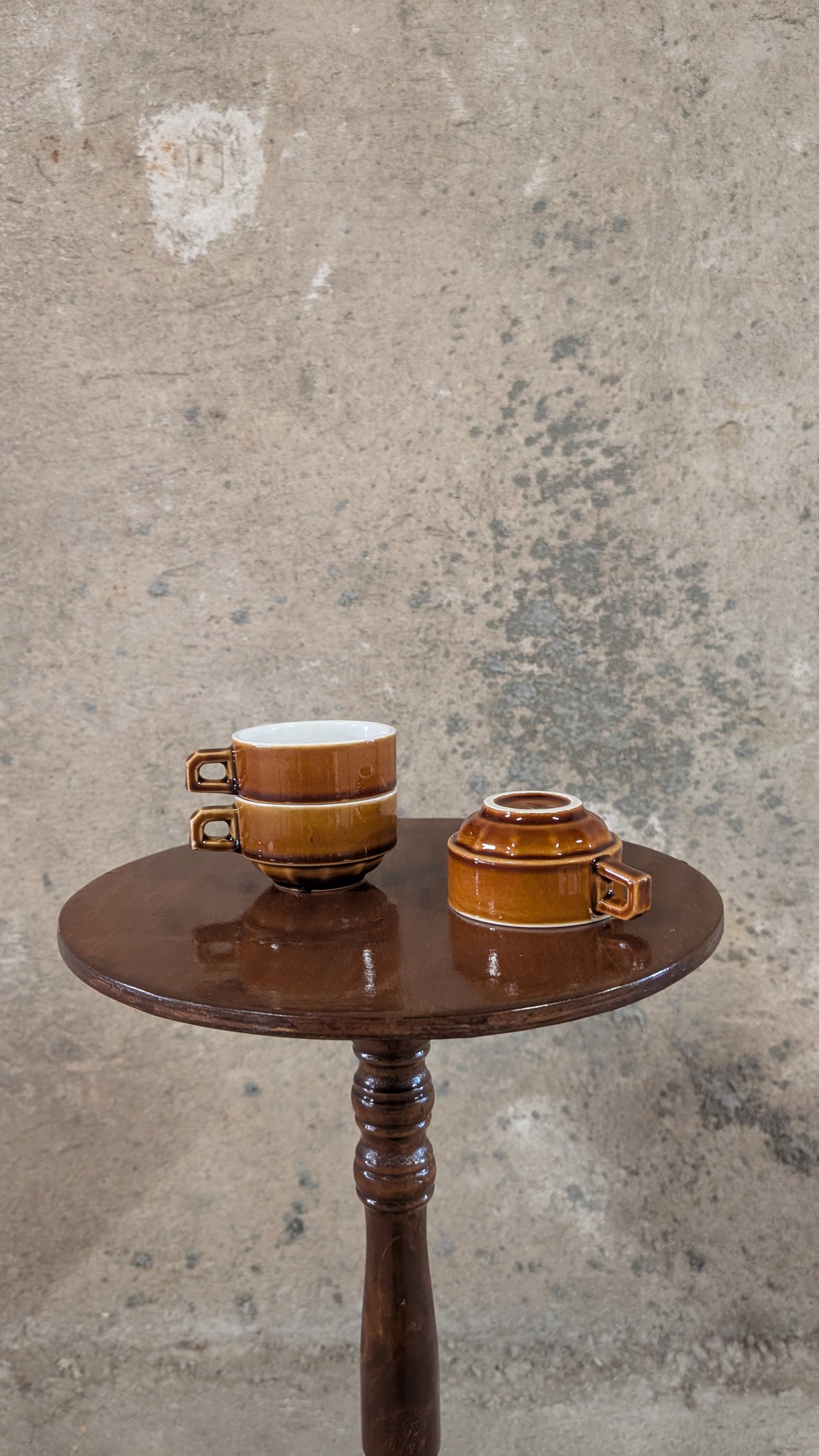 Trio de tasses en grès marron