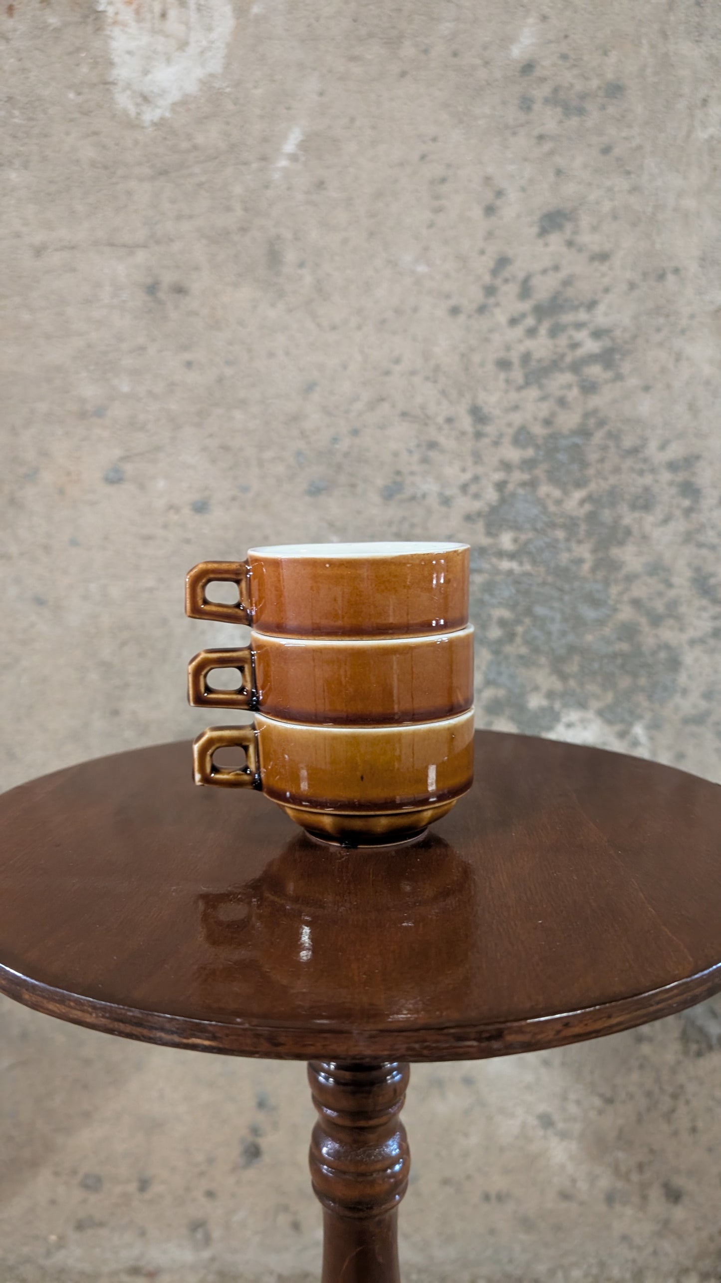 Trio de tasses en grès marron