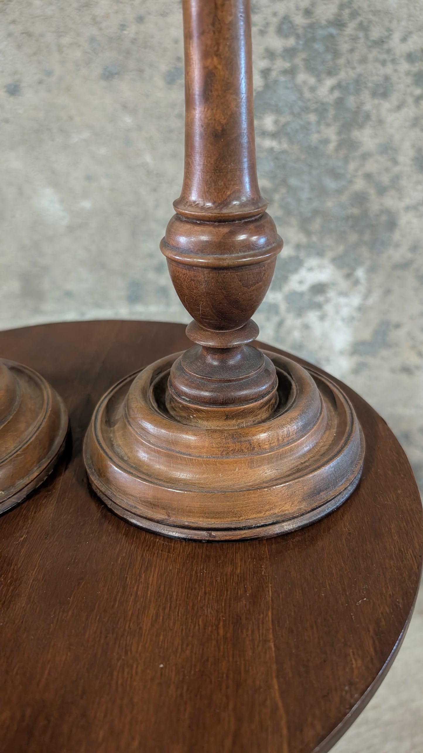 Paire de bougeoirs en bois tourné