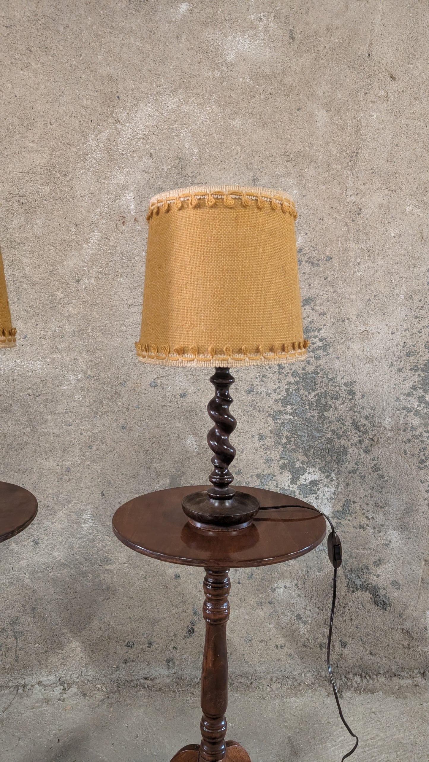 Paire de lampes en bois tourné