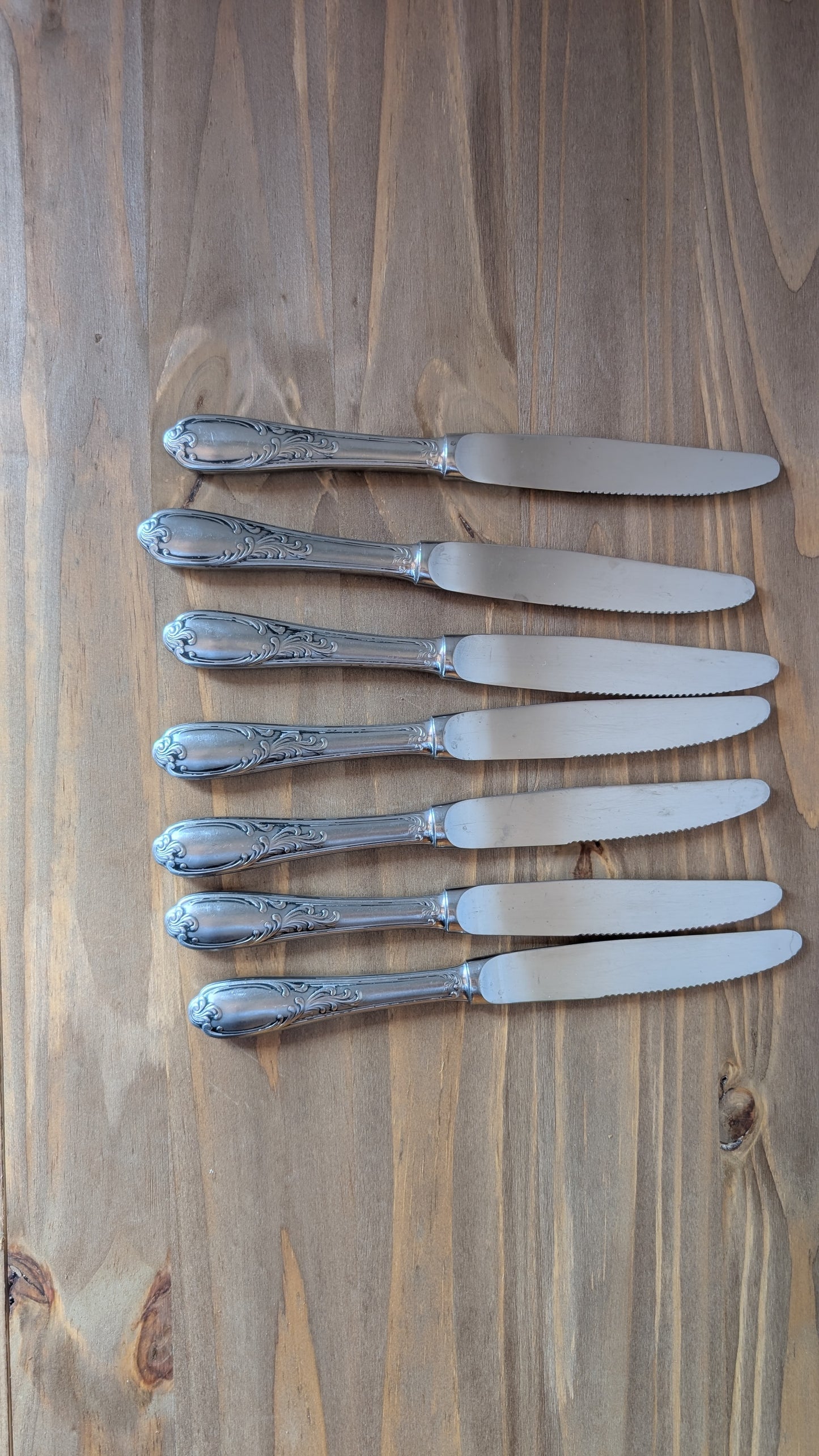 Ensemble de 7 couteaux en métal argenté
