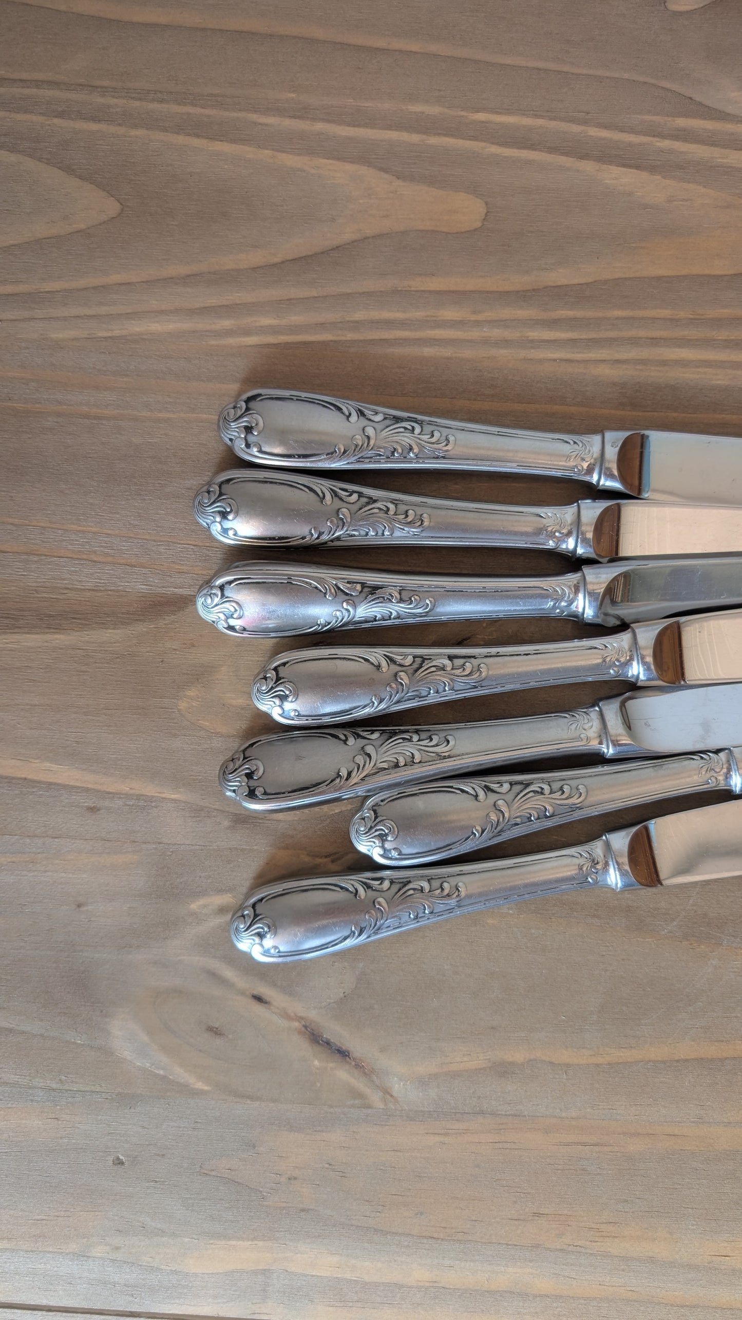 Ensemble de 7 couteaux en métal argenté