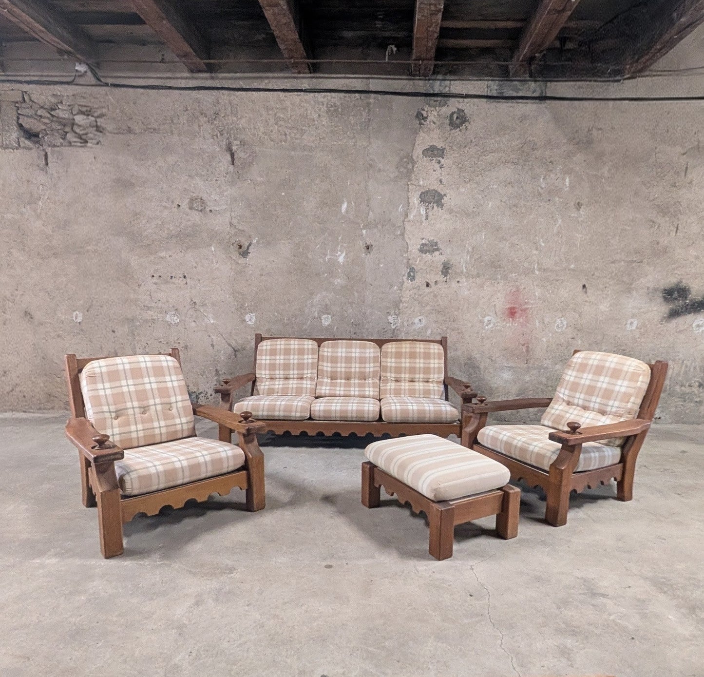 Salon vintage en bois massif avec coussins à carreaux