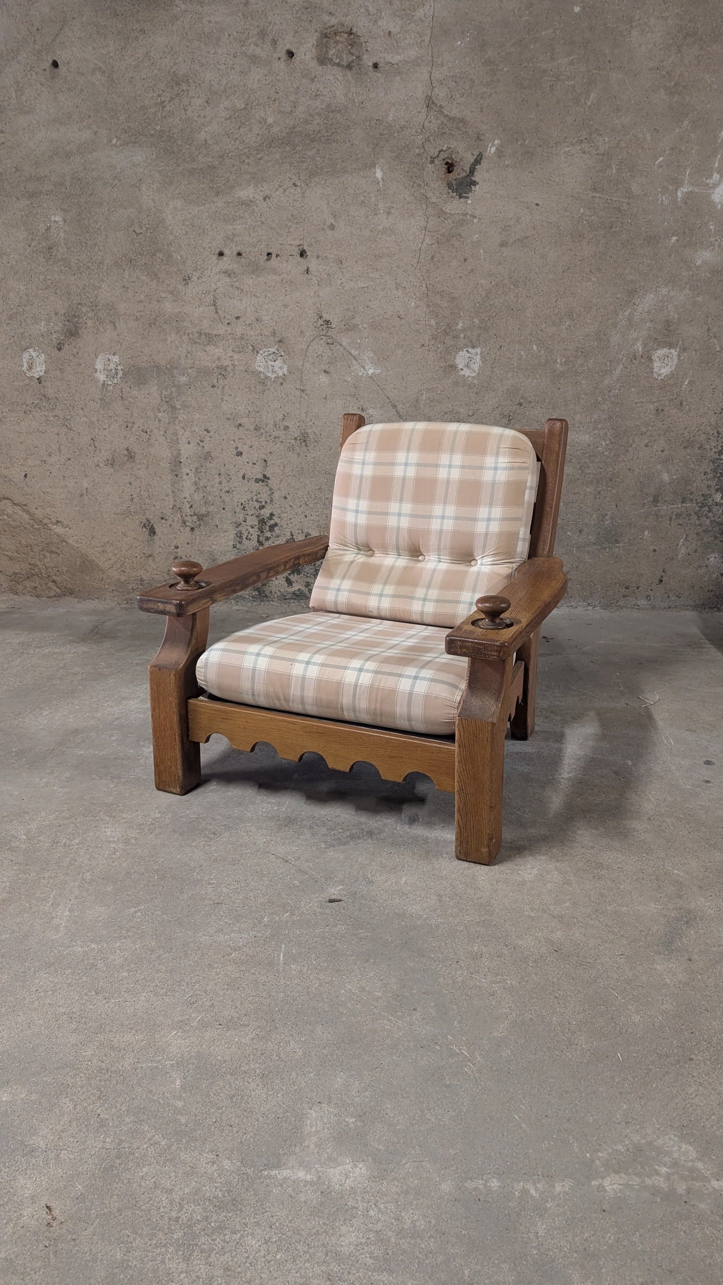 Salon vintage en bois massif avec coussins à carreaux