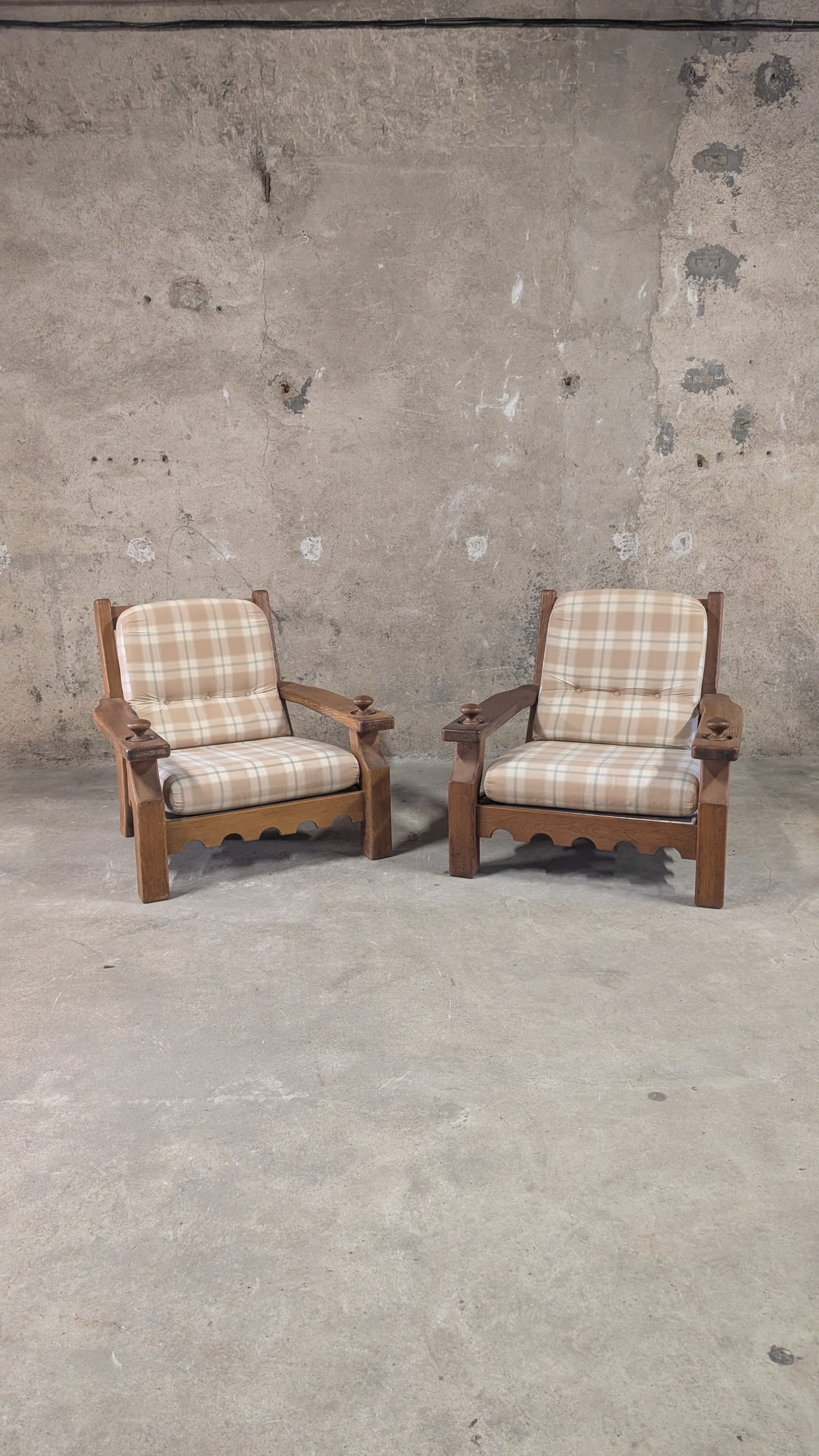 Salon vintage en bois massif avec coussins à carreaux
