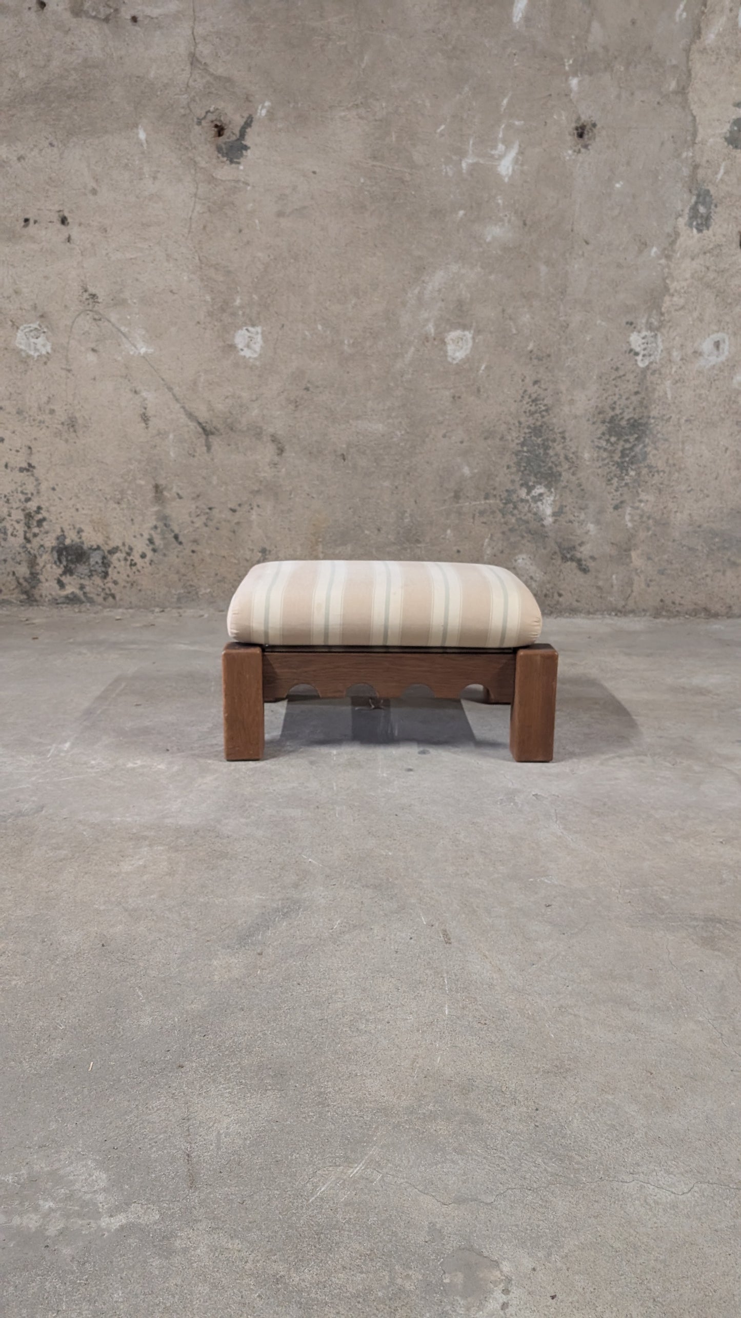 Salon vintage en bois massif avec coussins à carreaux