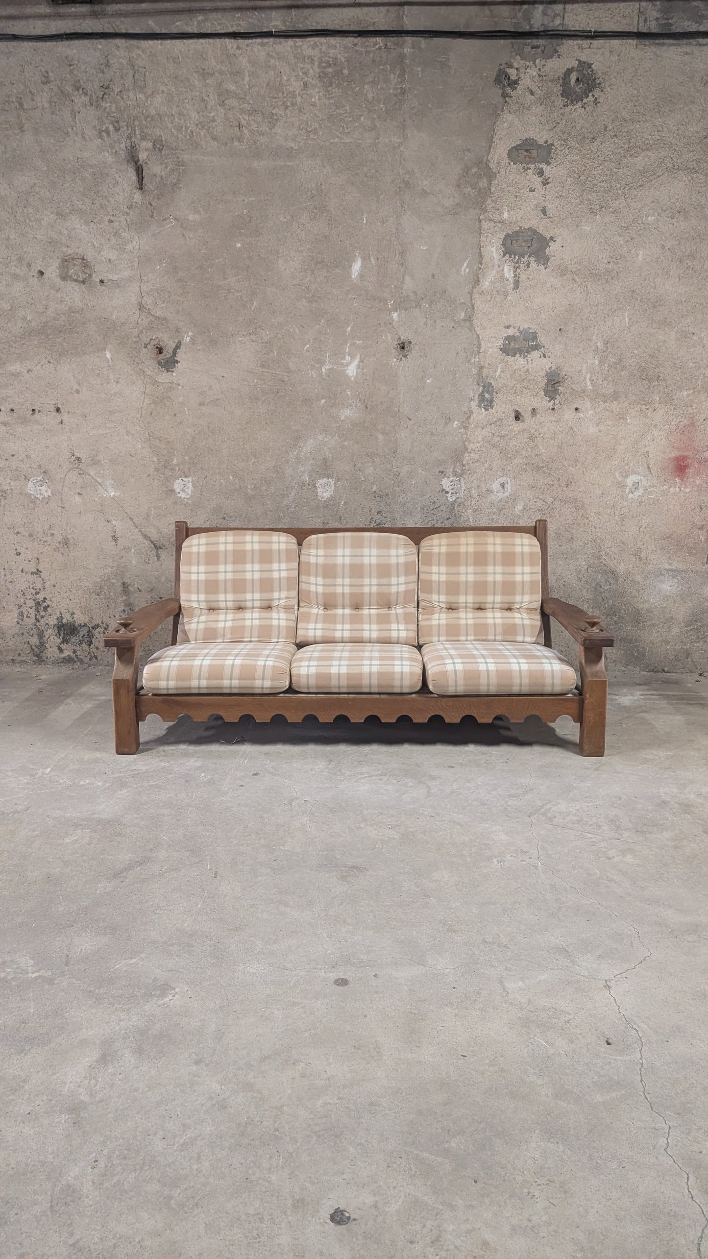 Salon vintage en bois massif avec coussins à carreaux
