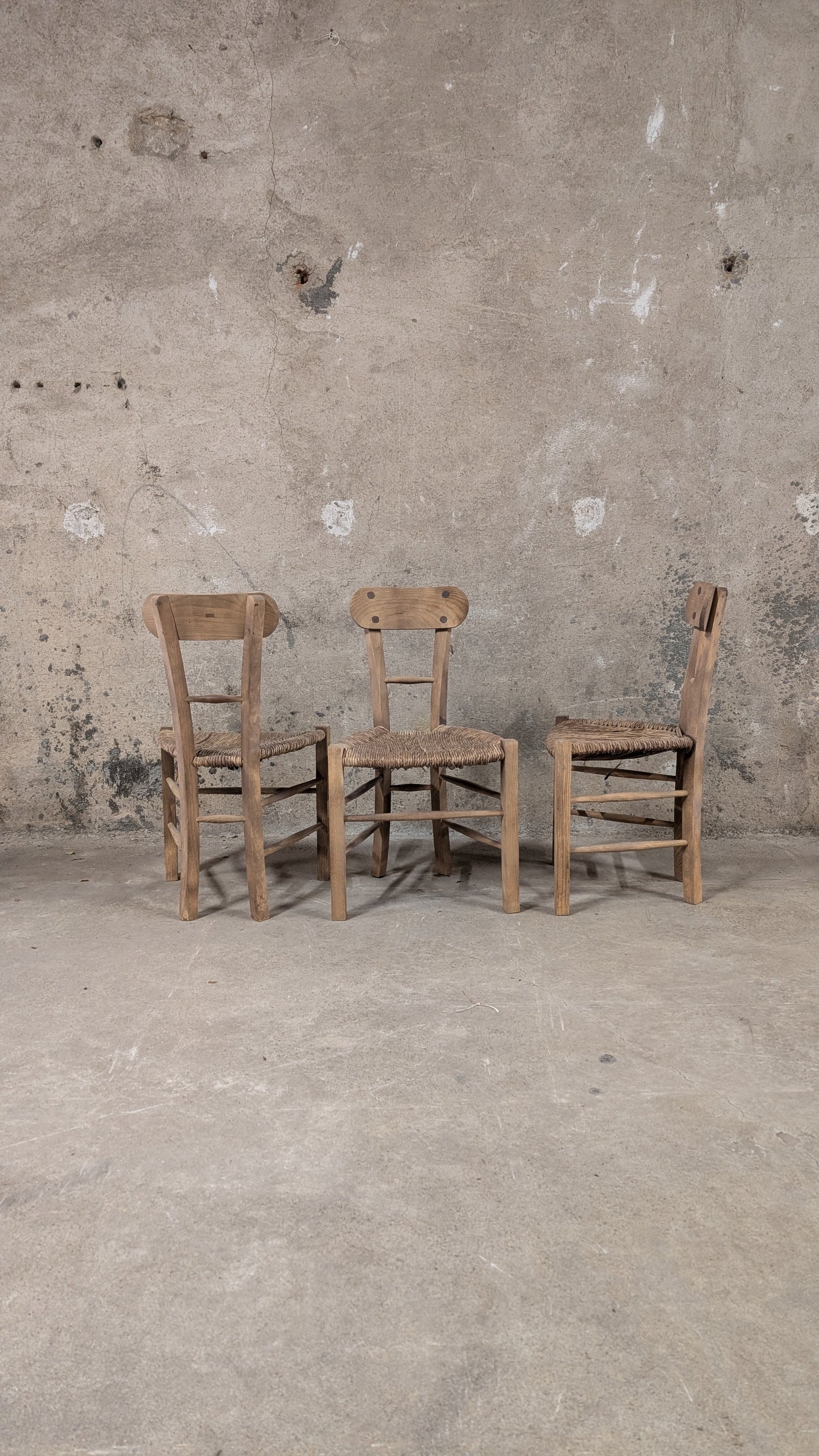 Lot de 3 chaises rustiques en bois et paille tressée