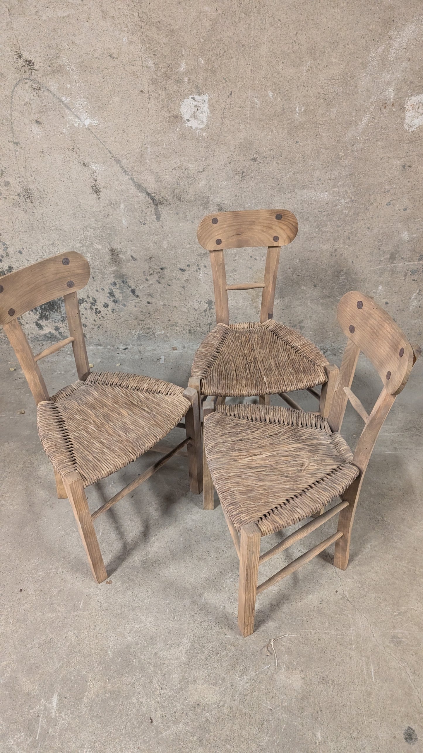 Lot de 3 chaises rustiques en bois et paille tressée