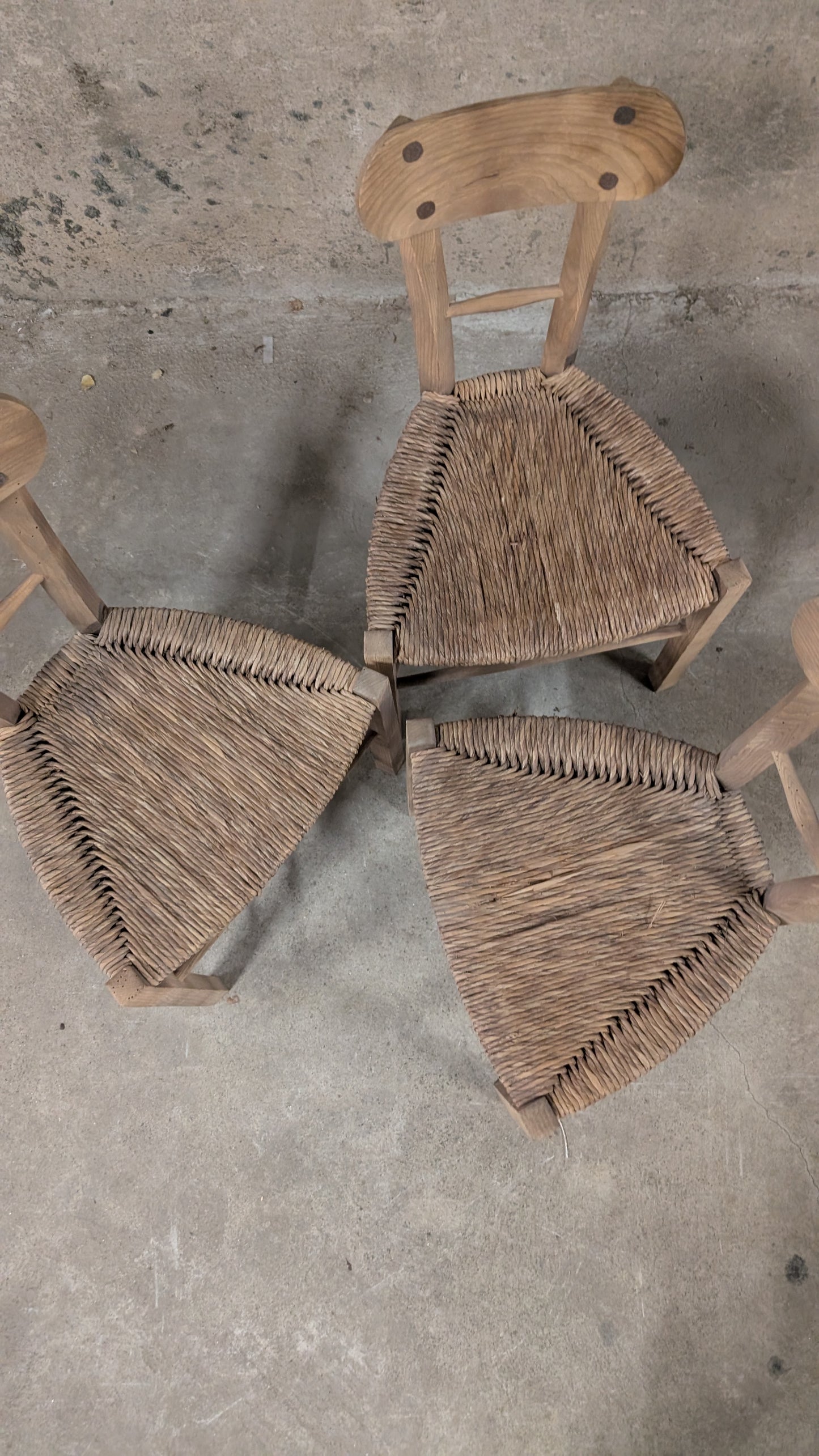 Lot de 3 chaises rustiques en bois et paille tressée