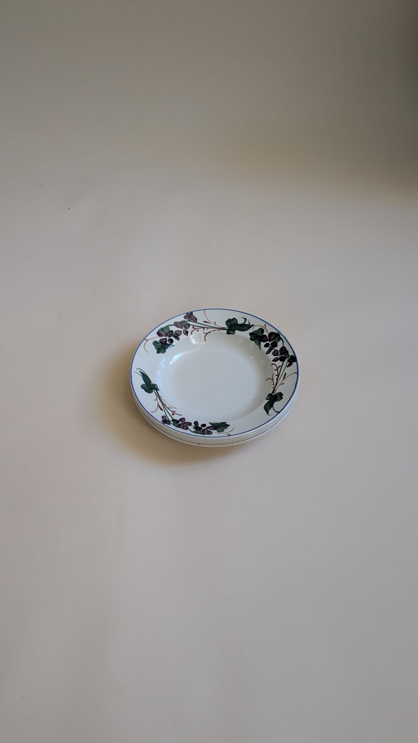 Ensemble de 4 assiettes creuses anciennes – Faïencerie de Gien