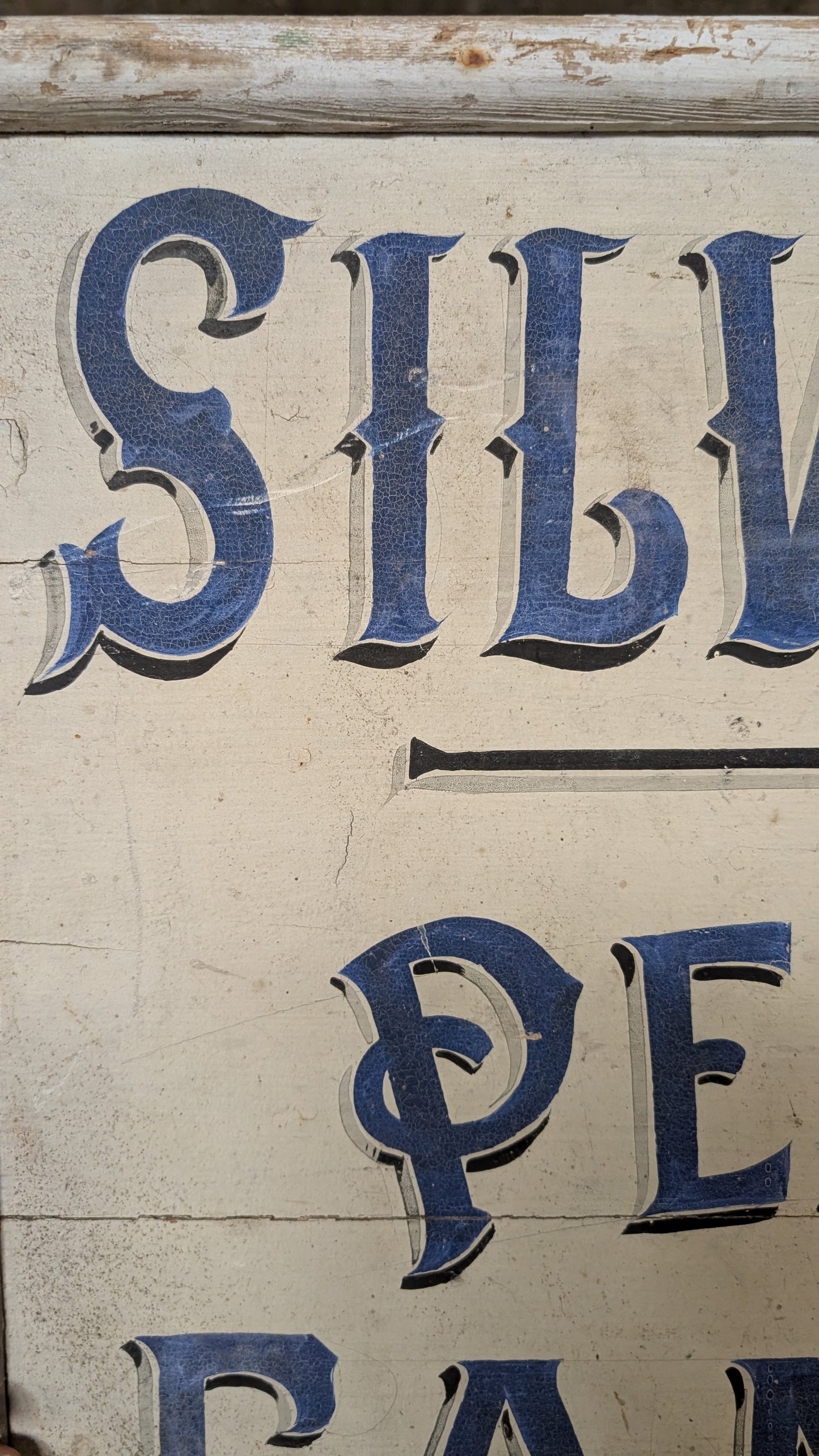 Ancienne enseigne en bois peinte à la main