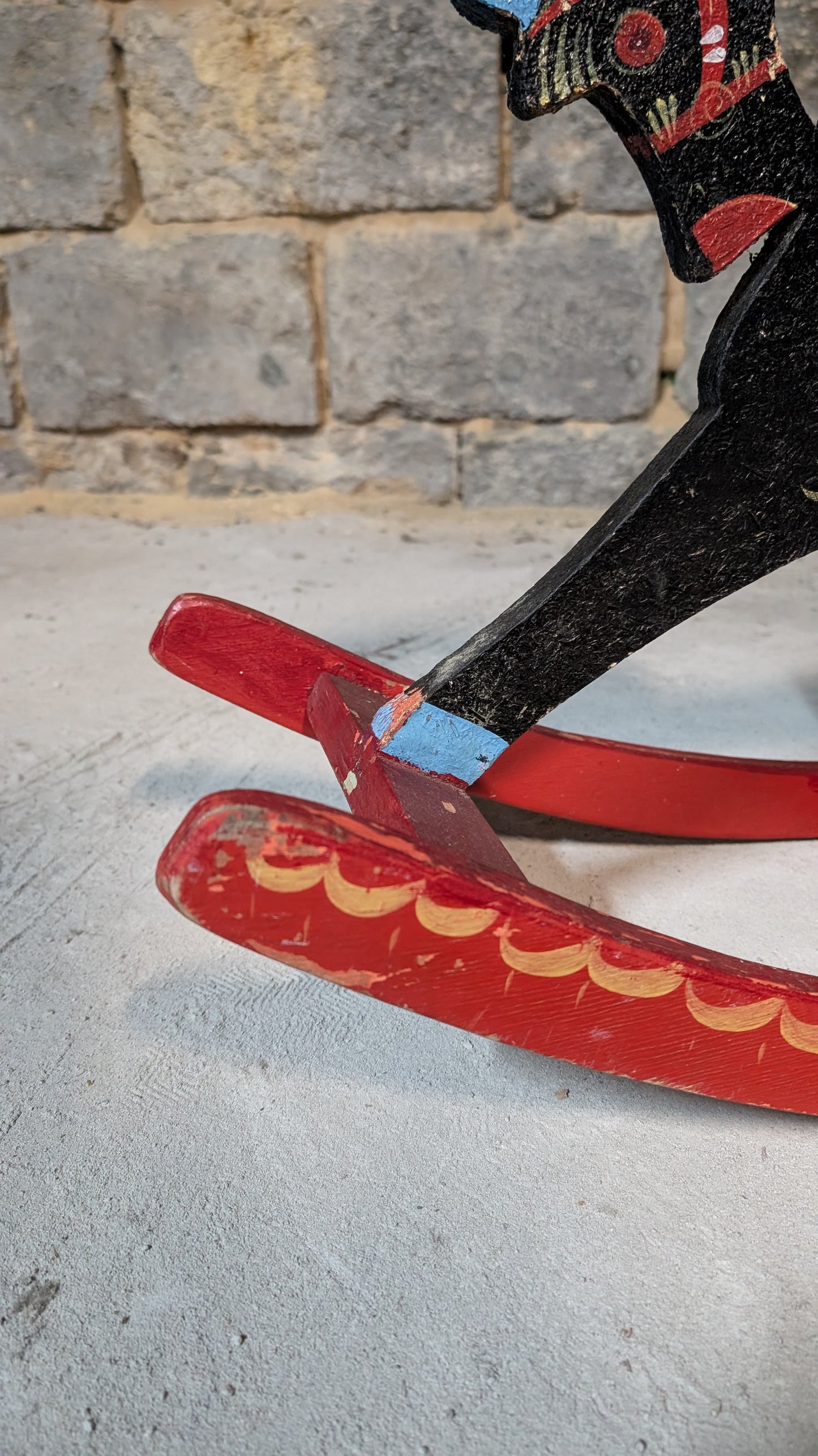 Cheval à bascule en bois peint