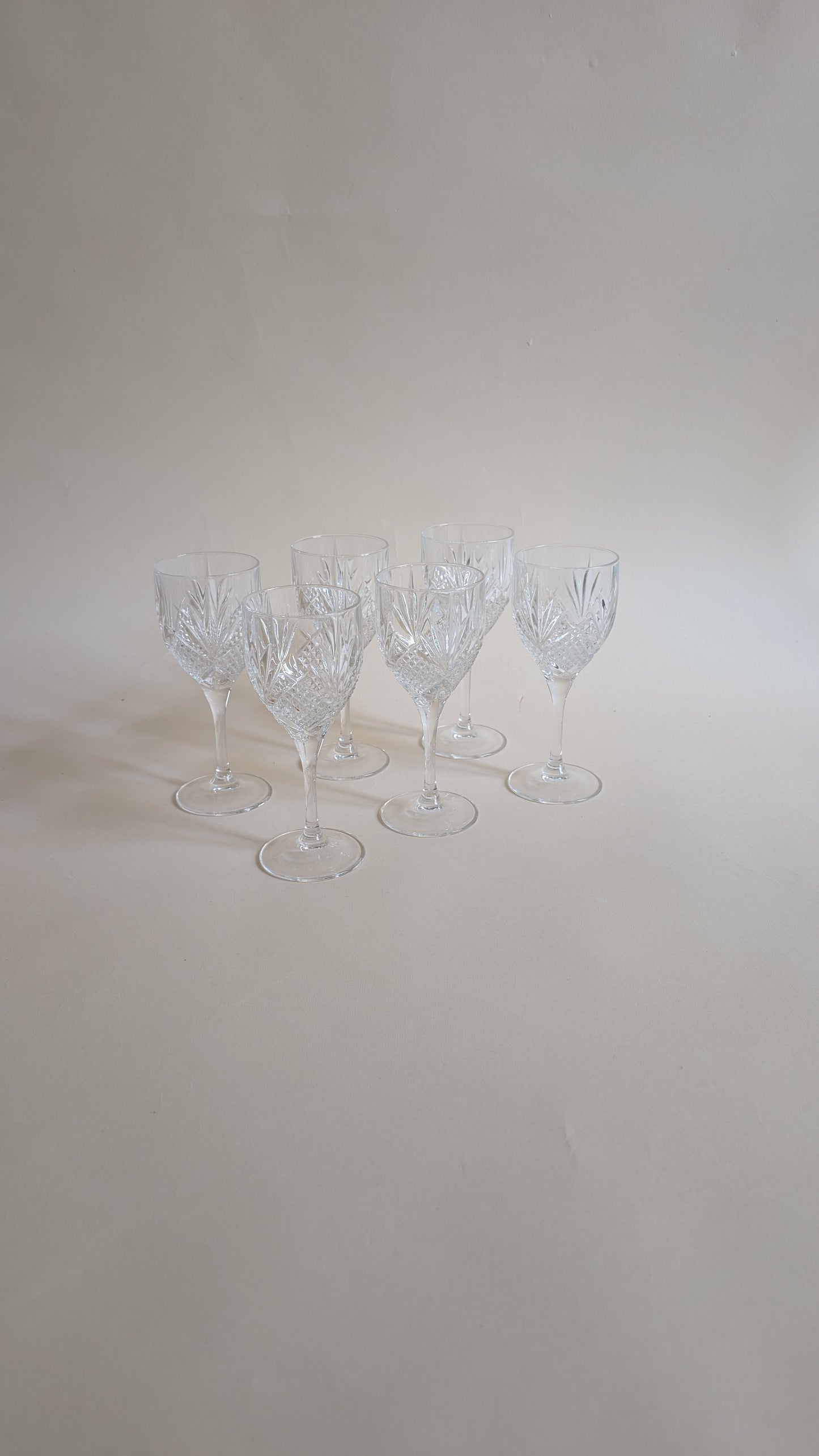 Série de 6 verres à vin en cristal taillé