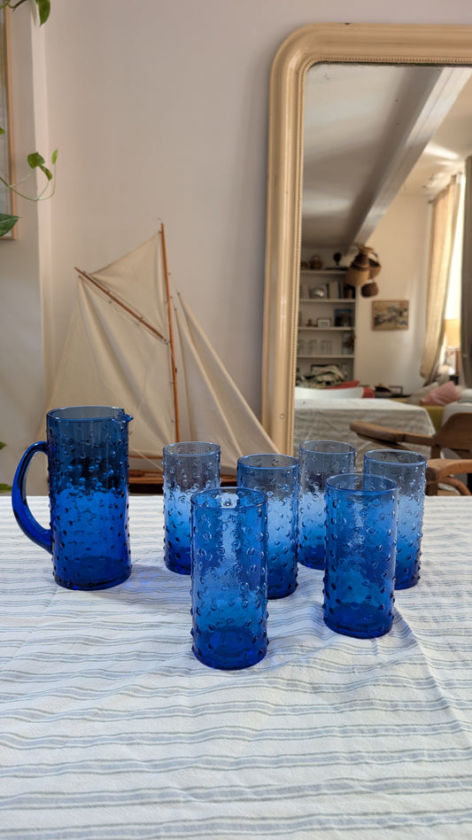 Service à orangeade en verre bleu soufflé, motif "hobnail"(à picots)