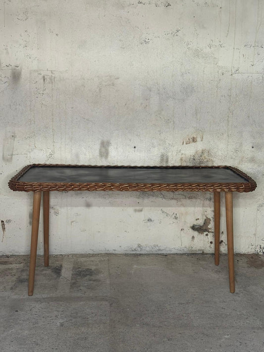 Table basse en bois avec bordure en osier