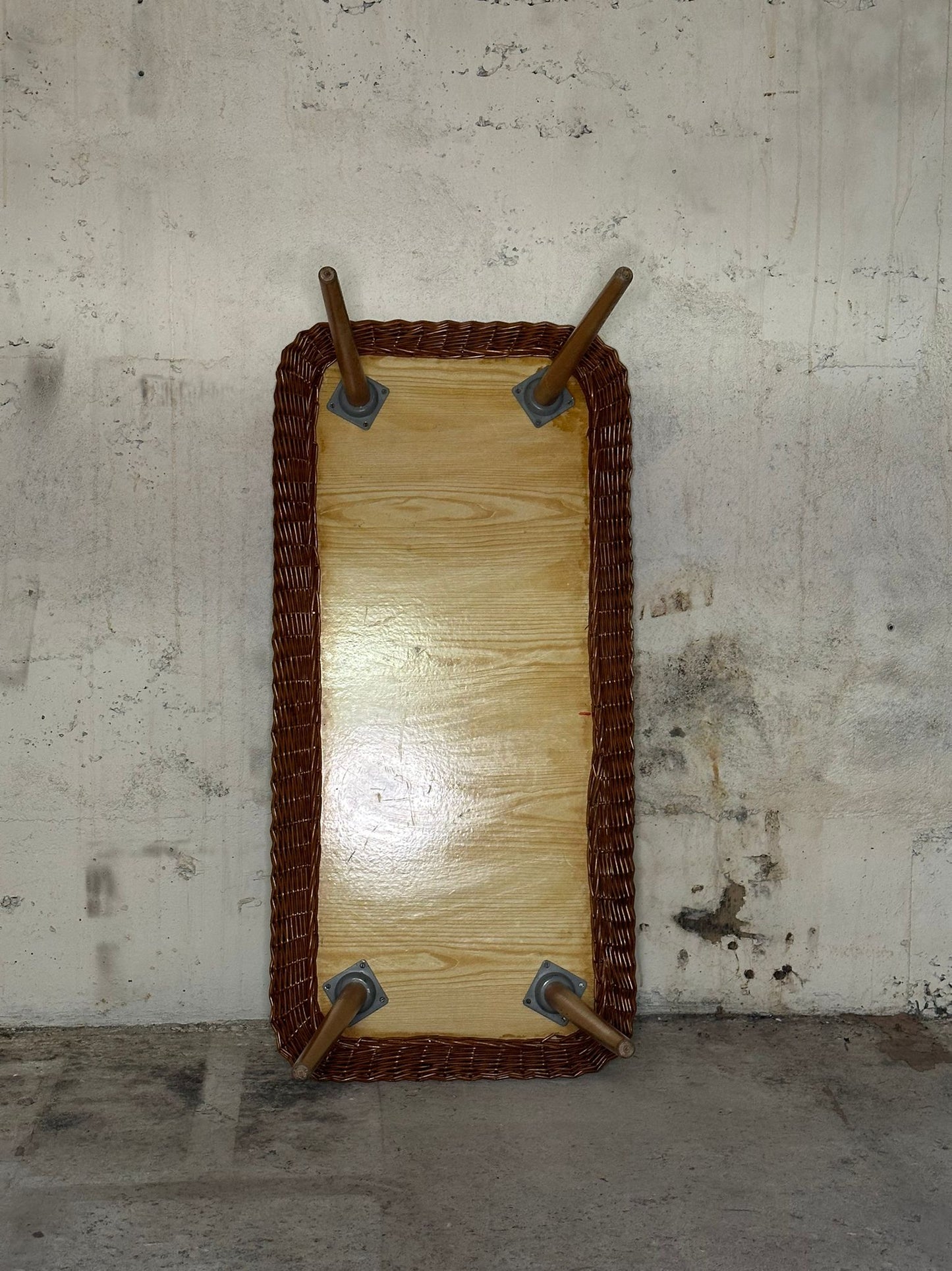 Table basse en bois avec bordure en osier