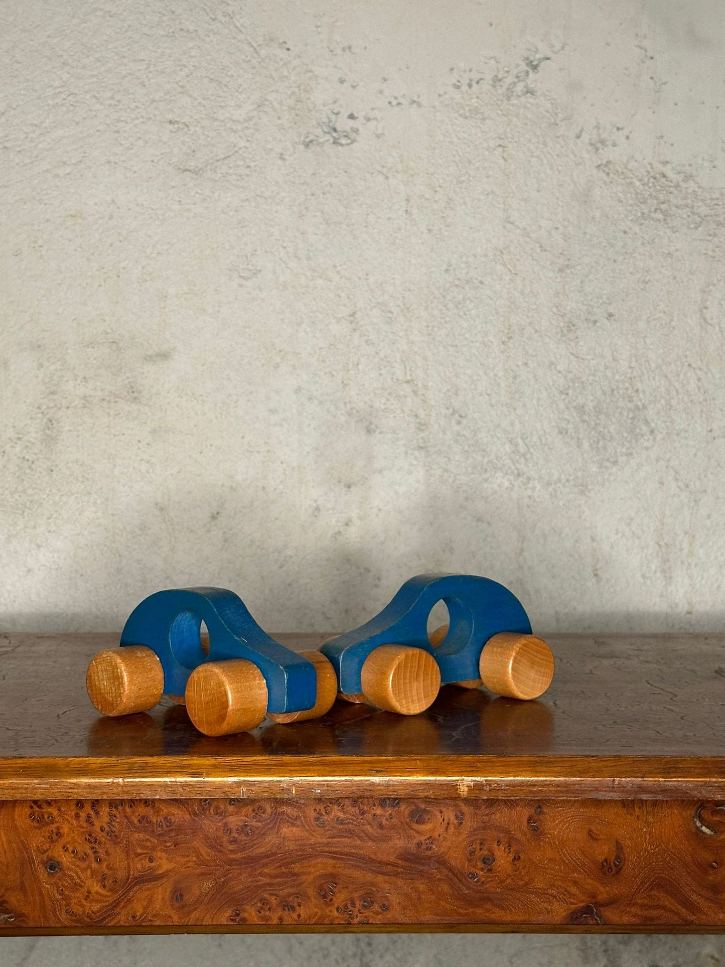 Paire de voitures en bois