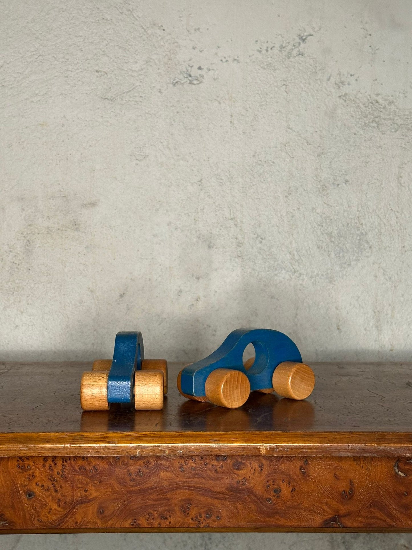 Paire de voitures en bois