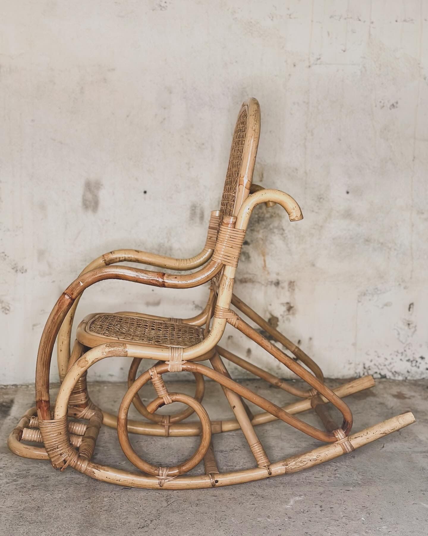 Rocking-chair en rotin et cannage