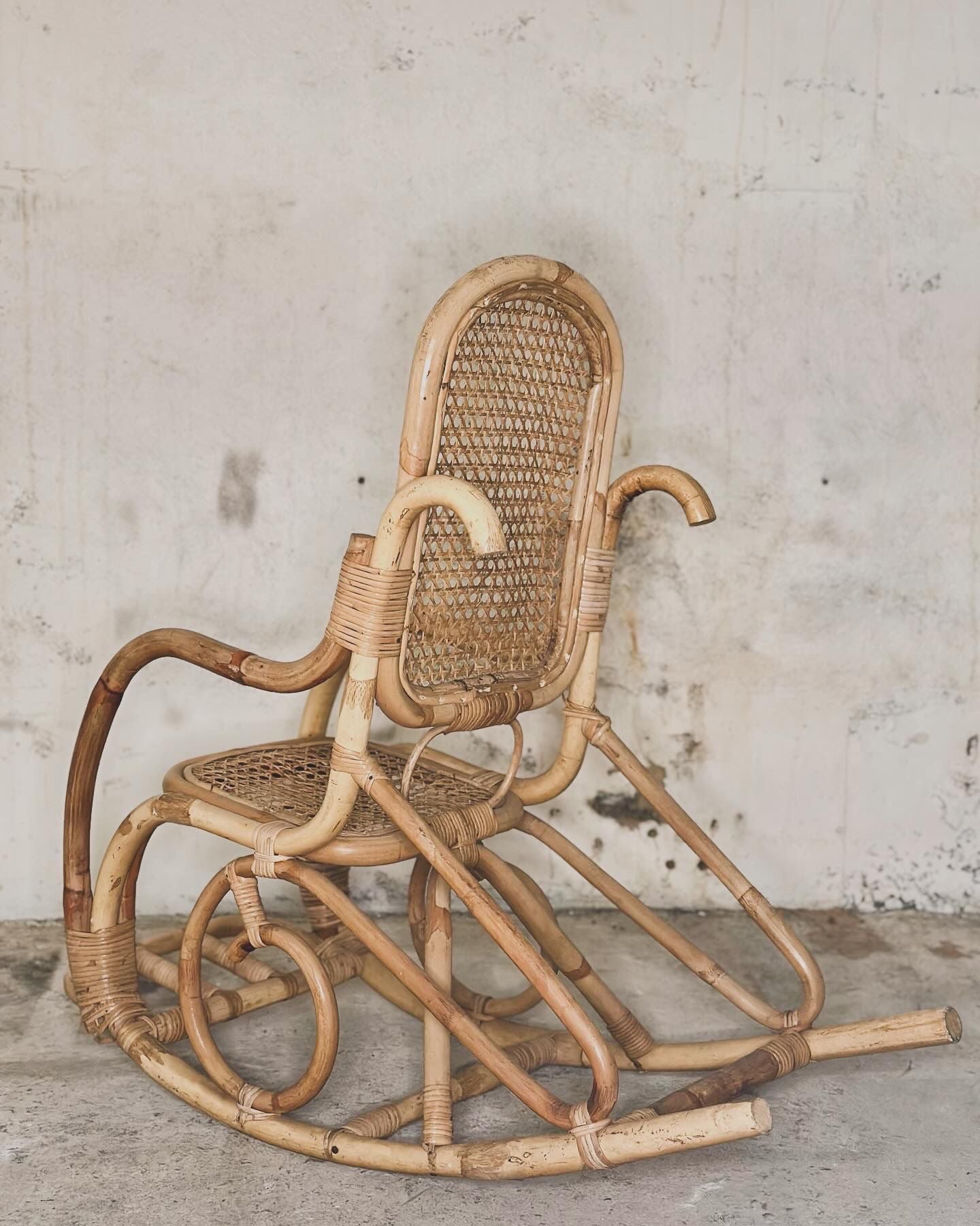 Rocking-chair en rotin et cannage