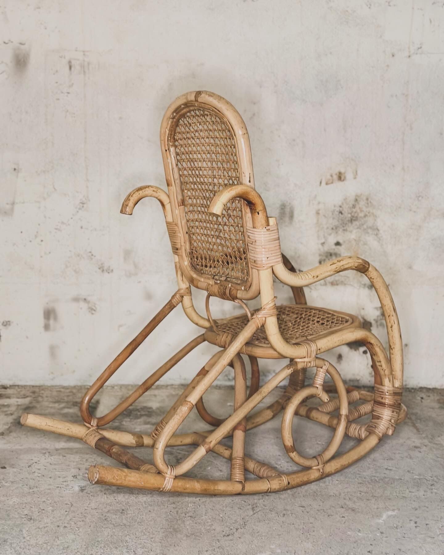 Rocking-chair en rotin et cannage