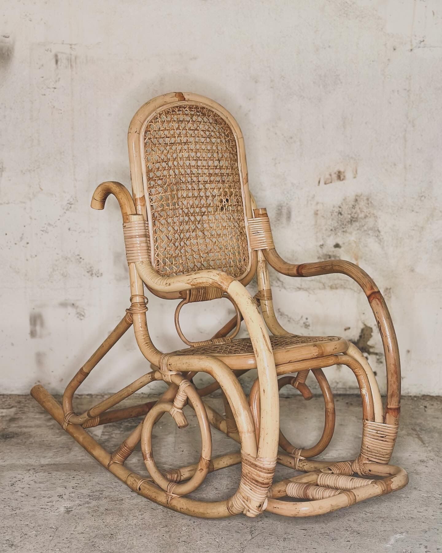 Rocking-chair en rotin et cannage
