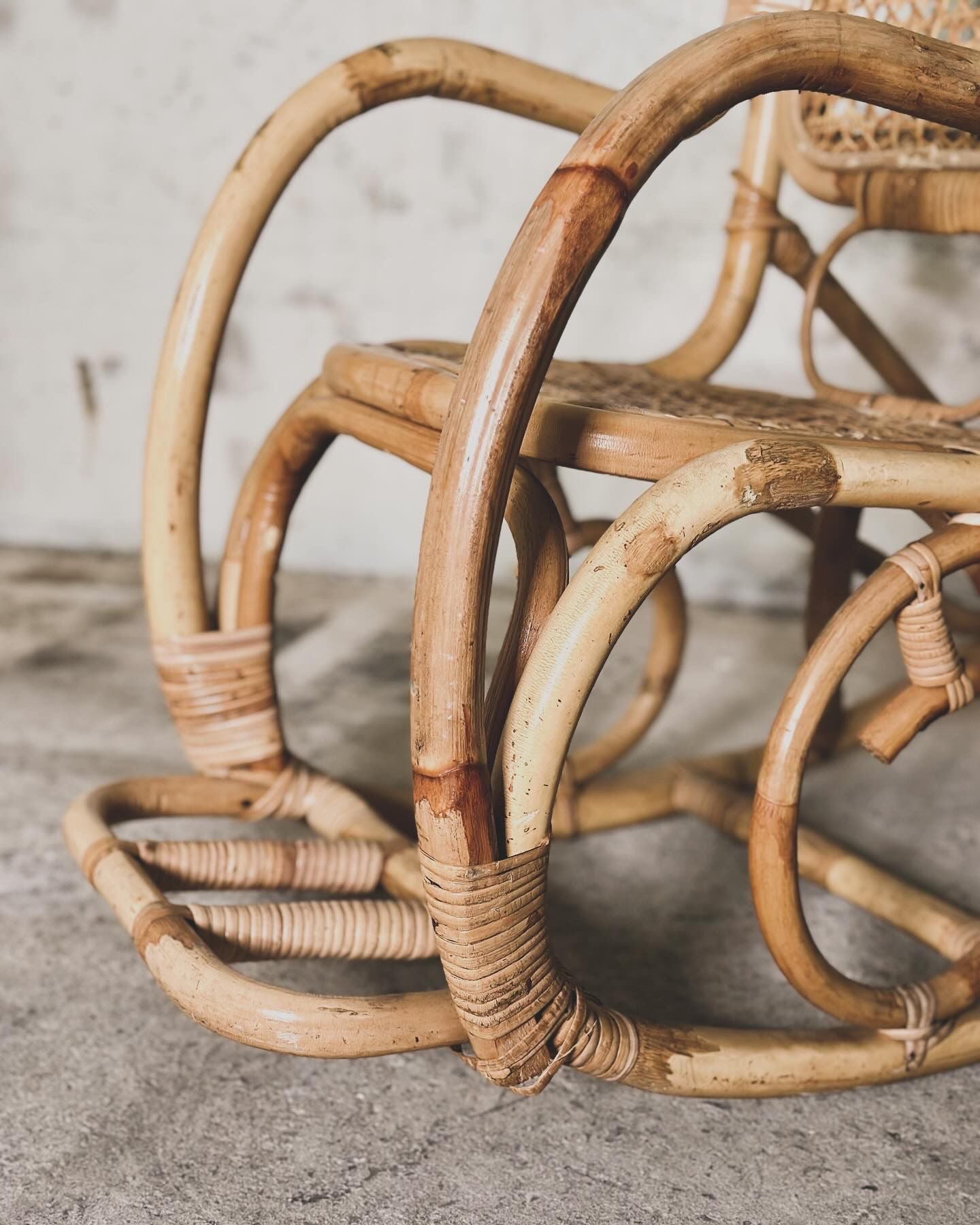 Rocking-chair en rotin et cannage