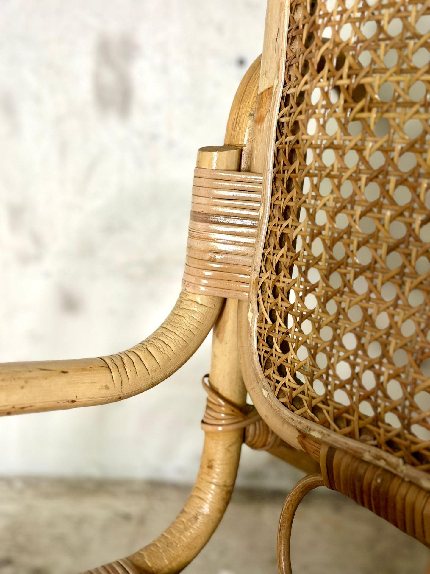 Rocking-chair en rotin et cannage