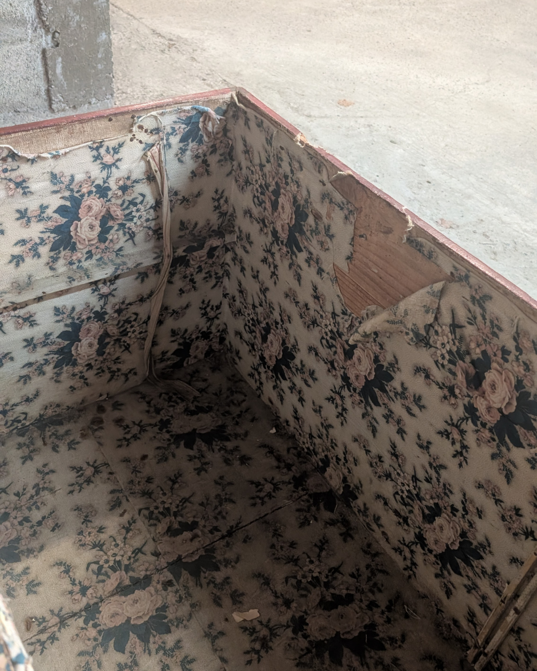 Coffre ancien peint à la main