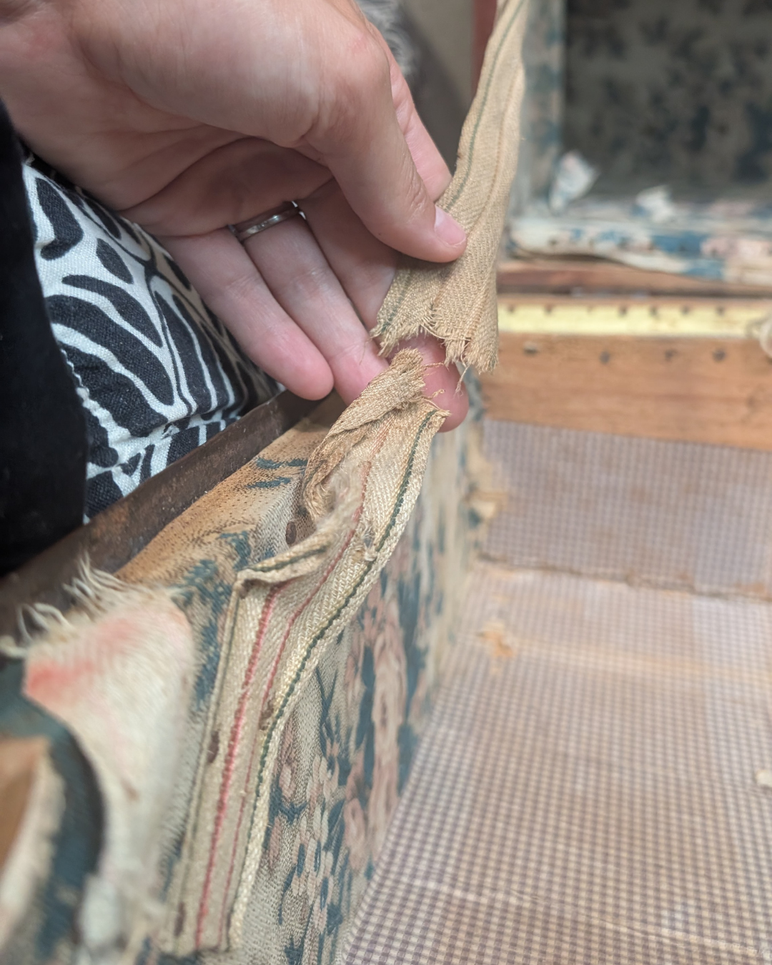 Coffre ancien peint à la main