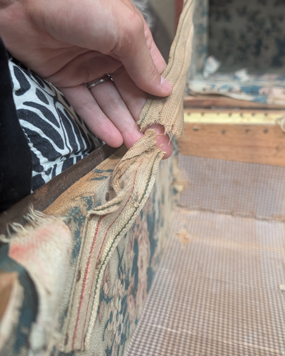 Coffre ancien peint à la main