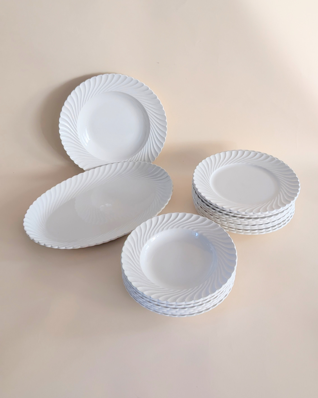 Service de vaisselle en céramique blanche torsadée