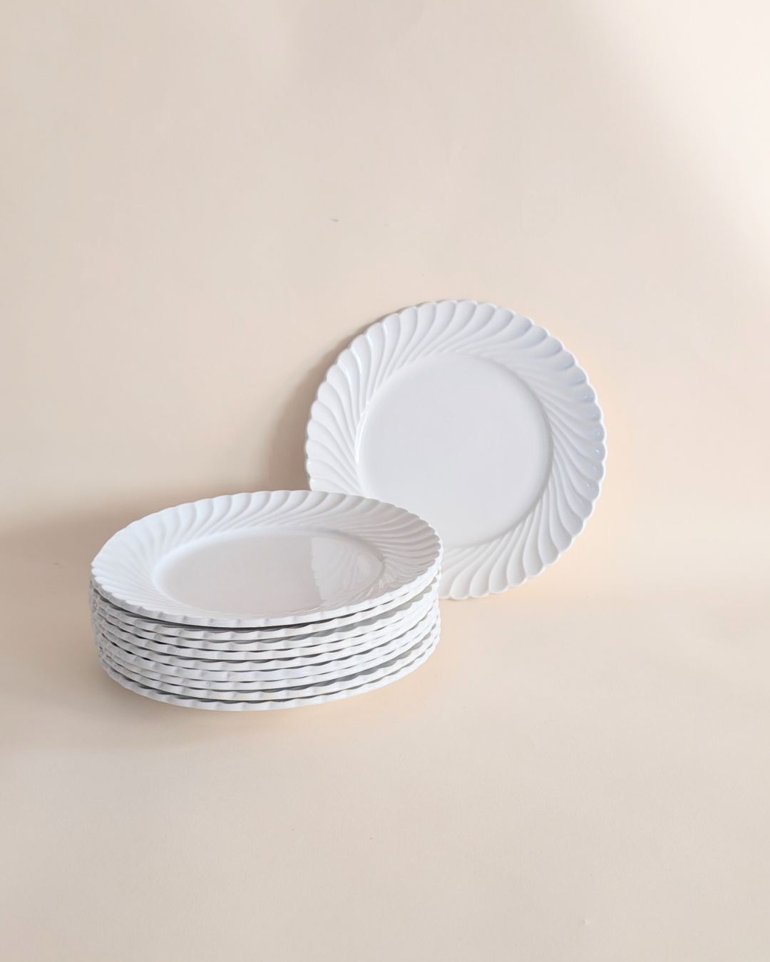 Service de vaisselle en céramique blanche torsadée